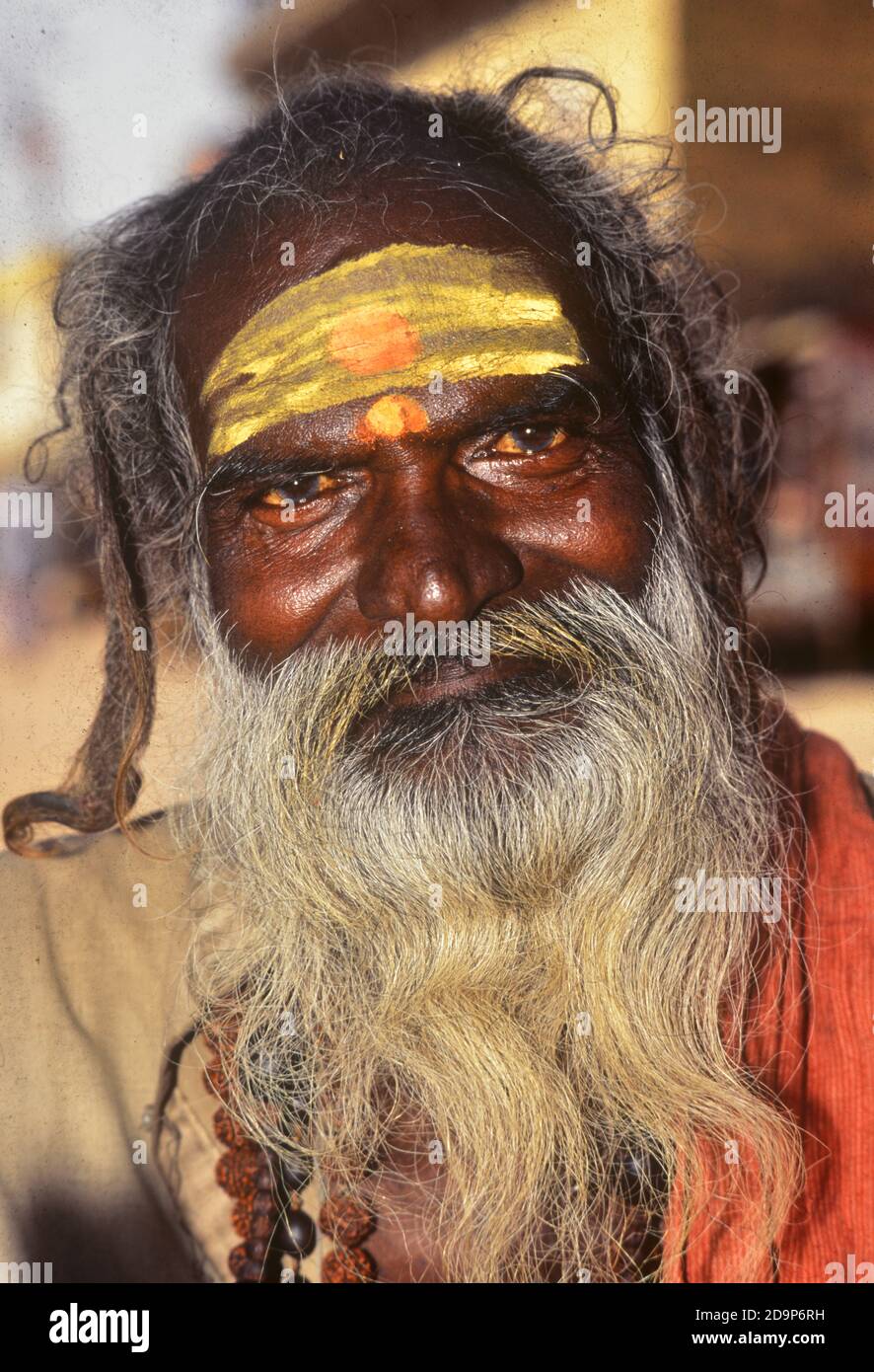 Portrait eines Sadhu am Ufer, Varanasi IN Stockfoto