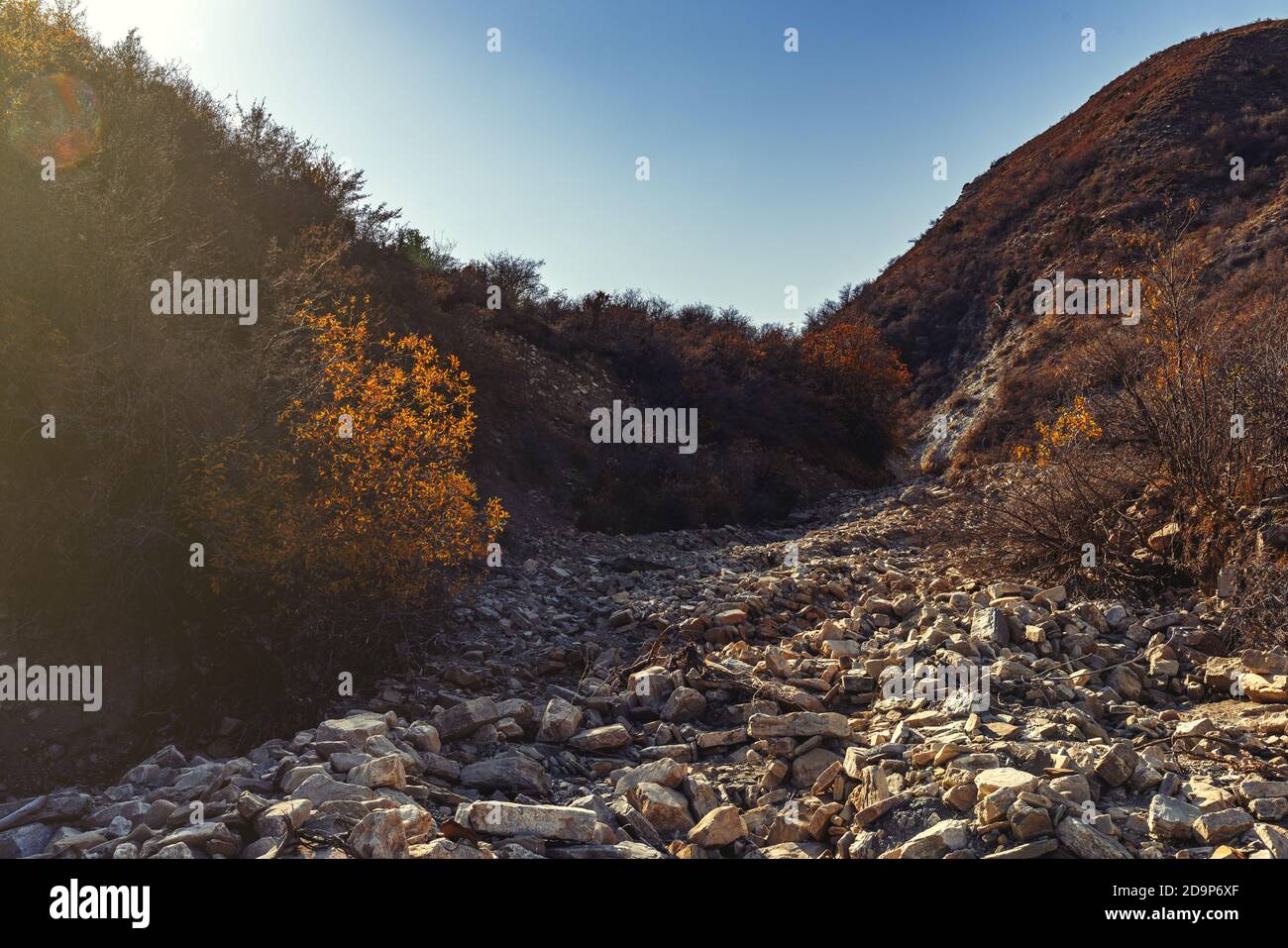 Trockenes Bett eines Bergflusses Stockfoto