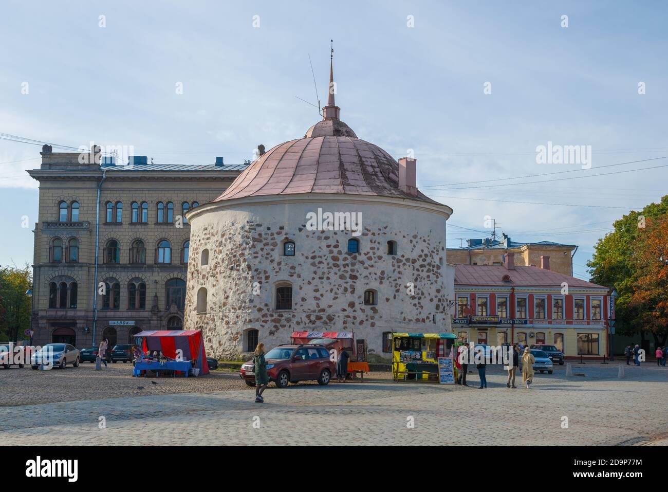 WYBORG, RUSSLAND - 03. OKTOBER 2020: Blick auf den alten Rundturm auf dem Marktplatz an einem Oktobermorgen Stockfoto