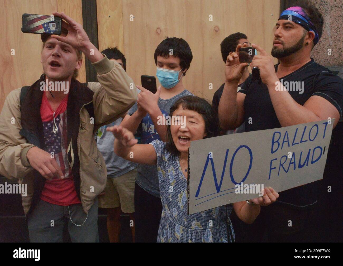 Los Angeles, Usa. November 2020. Während Polizeibeamte sie auseinander halten, um Gewalt zu vermeiden, stehen Trump-Befürworter und Anti-Trump-Demonstranten in Los Angeles gegenüber, während die Stimmenauszählung weiterhin den Gewinner der Präsidentschaftswahl am Dienstag in Los Angeles am Freitag, den 6. November 2020 bestimmt. Das enge Präsidentschaftsrennen zwischen Donald Trump und Joe Biden verlagerte sich am Freitag in Pennsylvania, Georgia und Nevada, da der ehemalige Vizepräsident in der Stimmenzahl an der Spitze steht. Foto von Jim Ruymen/UPI Kredit: UPI/Alamy Live Nachrichten Stockfoto