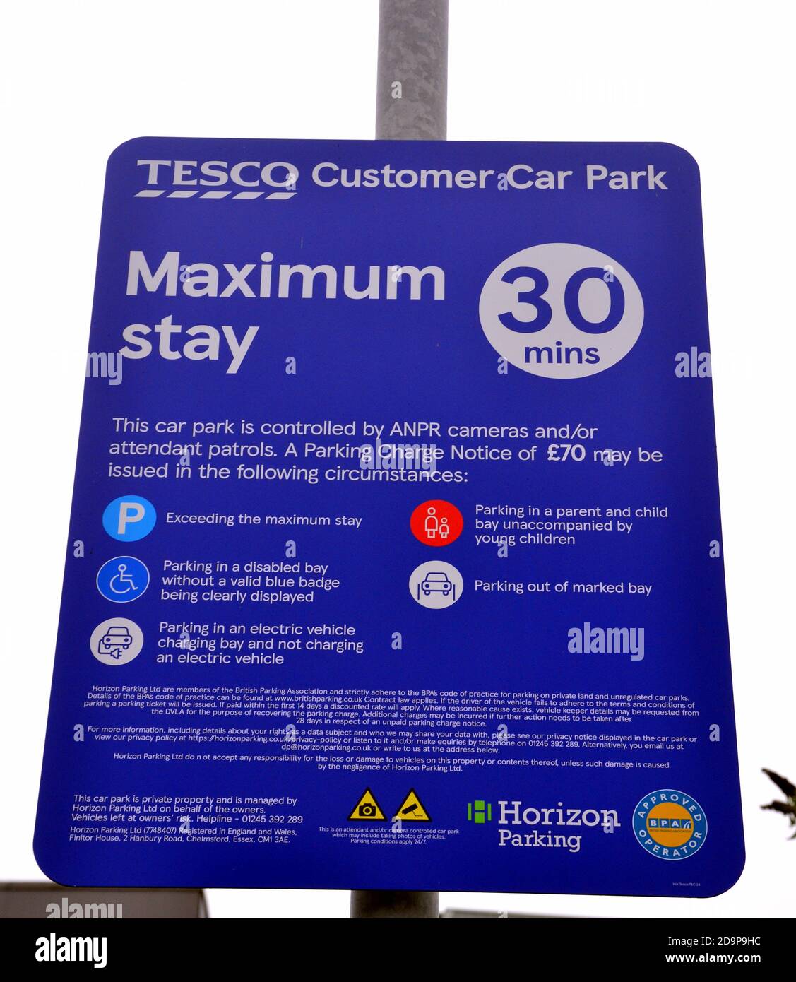 Ein Schild in einem Tesco Supermarkt Parkplatz in Manchester uk, Begrenzung der Parkplätze auf 30 Minuten Stockfoto