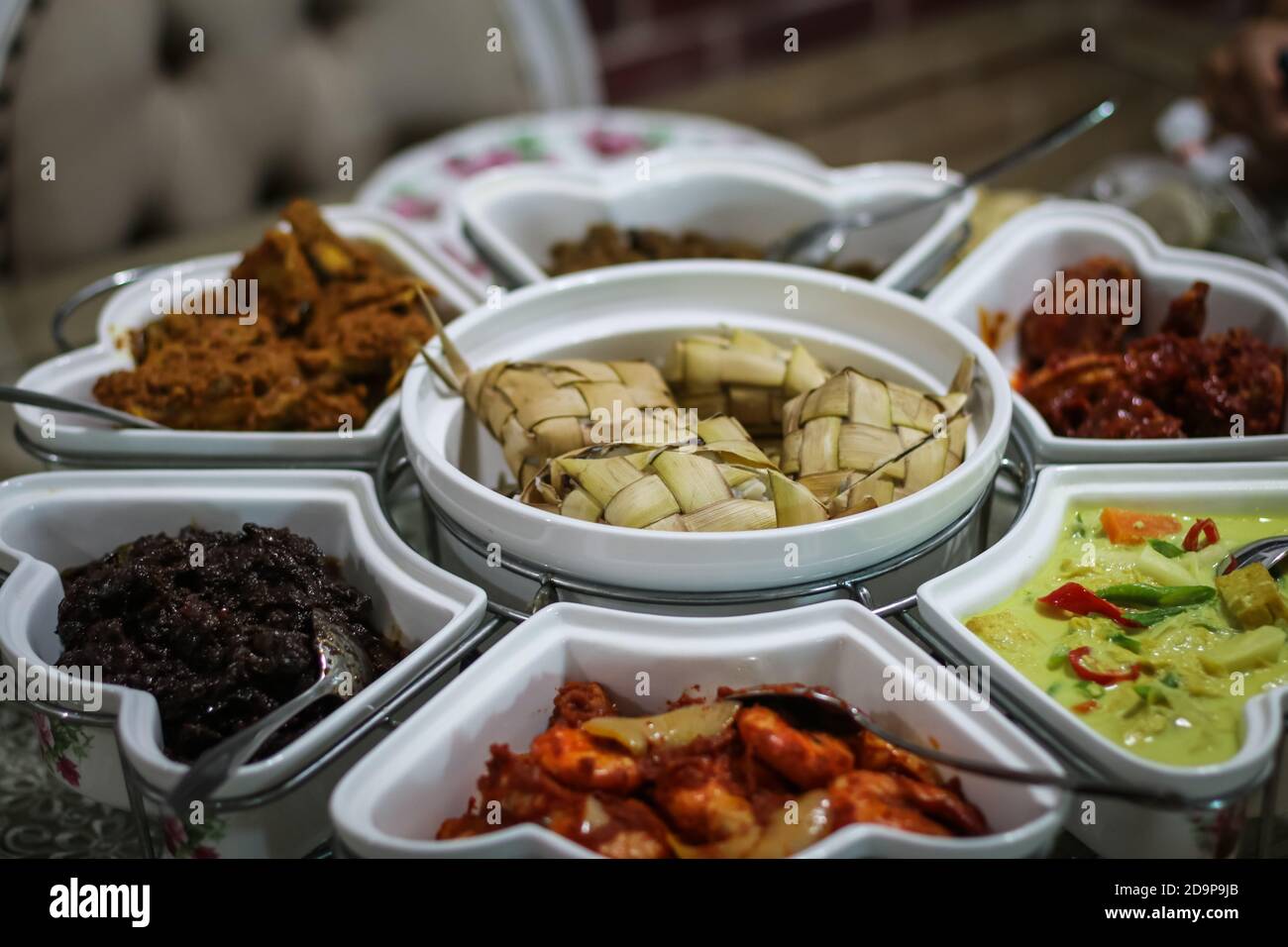 Malaysische lokale traditionelle Speisen, Lemang, Ketupat, Ketupat Palas und andere Speisen während eid mubarak oder bekannt als Hari Raya Aidilfitri Feier. Essen Sie Stockfoto