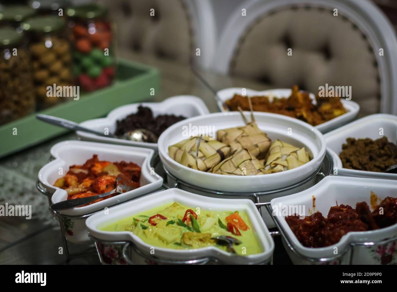 Malaysische lokale traditionelle Speisen, Lemang, Ketupat, Ketupat Palas und andere Speisen während eid mubarak oder bekannt als Hari Raya Aidilfitri Feier. Essen Sie Stockfoto