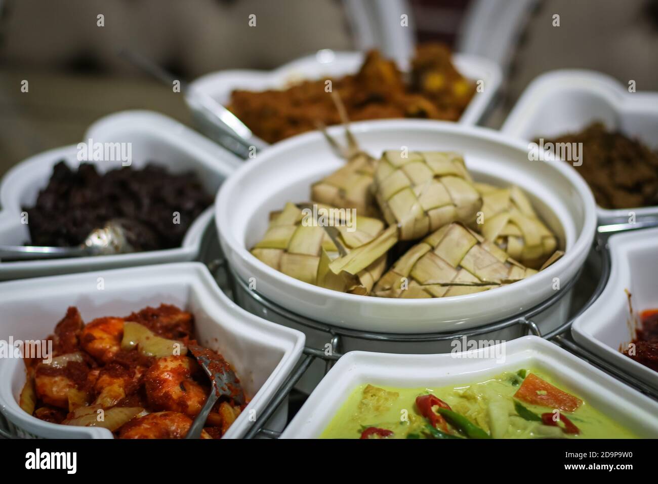 Malaysische lokale traditionelle Speisen, Lemang, Ketupat, Ketupat Palas und andere Speisen während eid mubarak oder bekannt als Hari Raya Aidilfitri Feier. Essen Sie Stockfoto