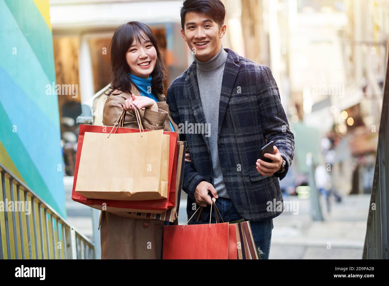Outdoor-Porträt eines glücklichen jungen asiatischen Paar Einkaufen in Die Stadt Stockfoto