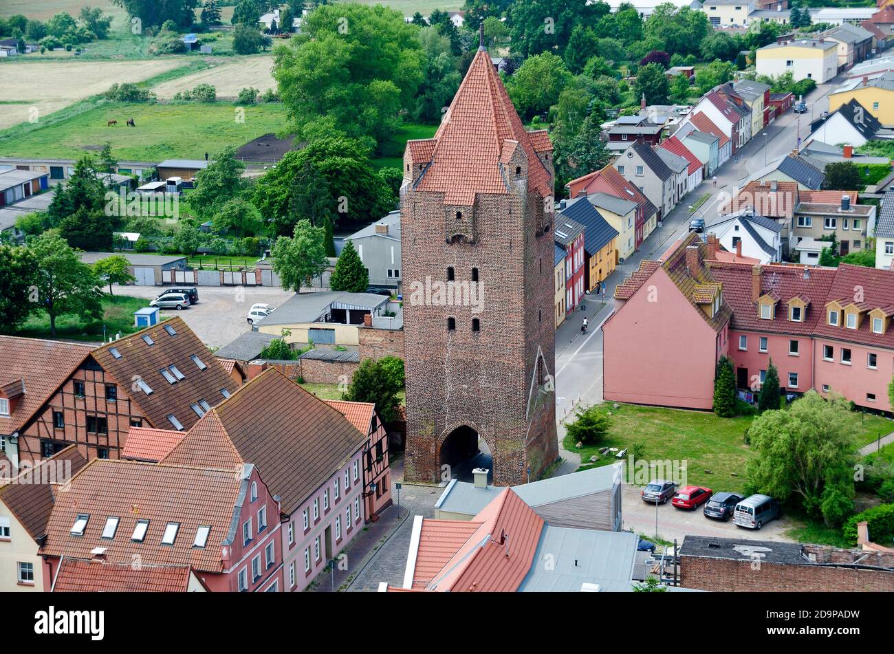 Blick vom Turm der Marienkirche auf den mittelalterlichen 'Damttor', Teil der ehemaligen Festung Barth, Deutschland Stockfoto
