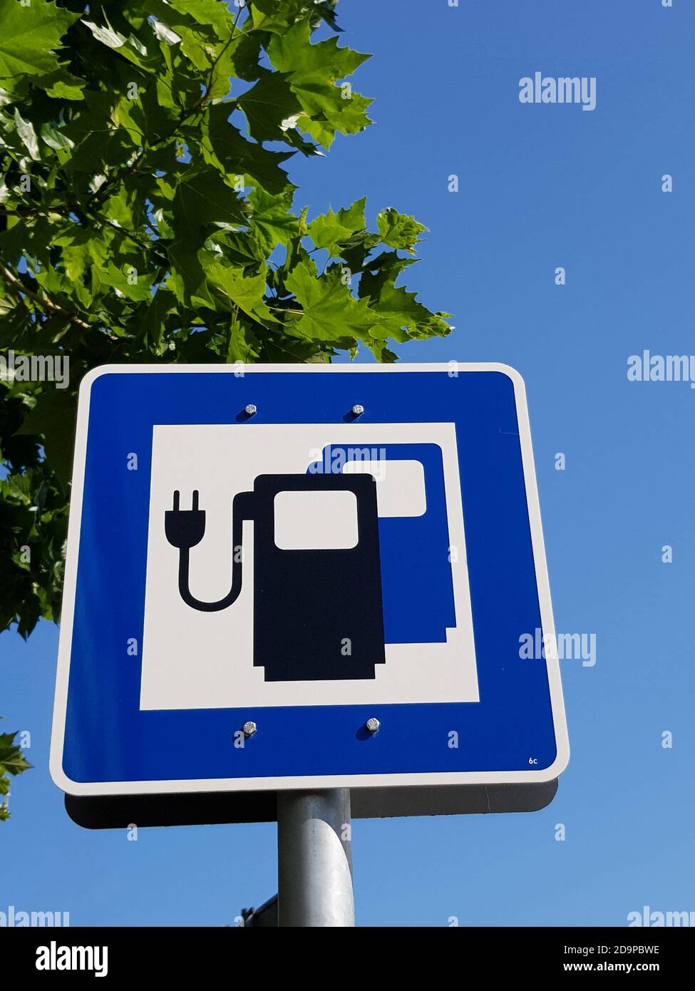 Schild für grüne Stromtankstelle, München Stockfoto