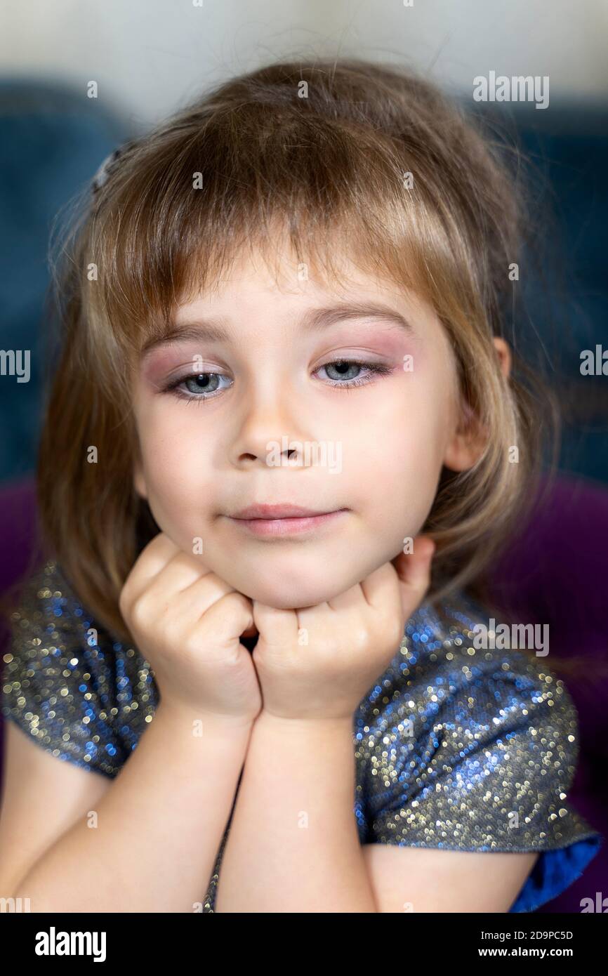 Porträt eines schönen kleinen Mädchen in einem blauen Kleid mit Make-up.  Professionelle Make-up für Kinder Stockfotografie - Alamy