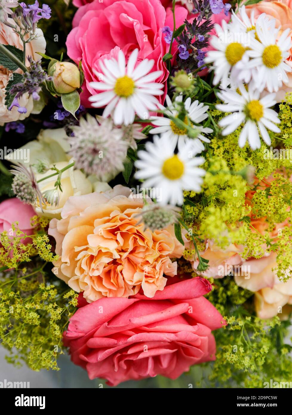 Blumenstrauß aus einem naturnahen Garten Stockfoto