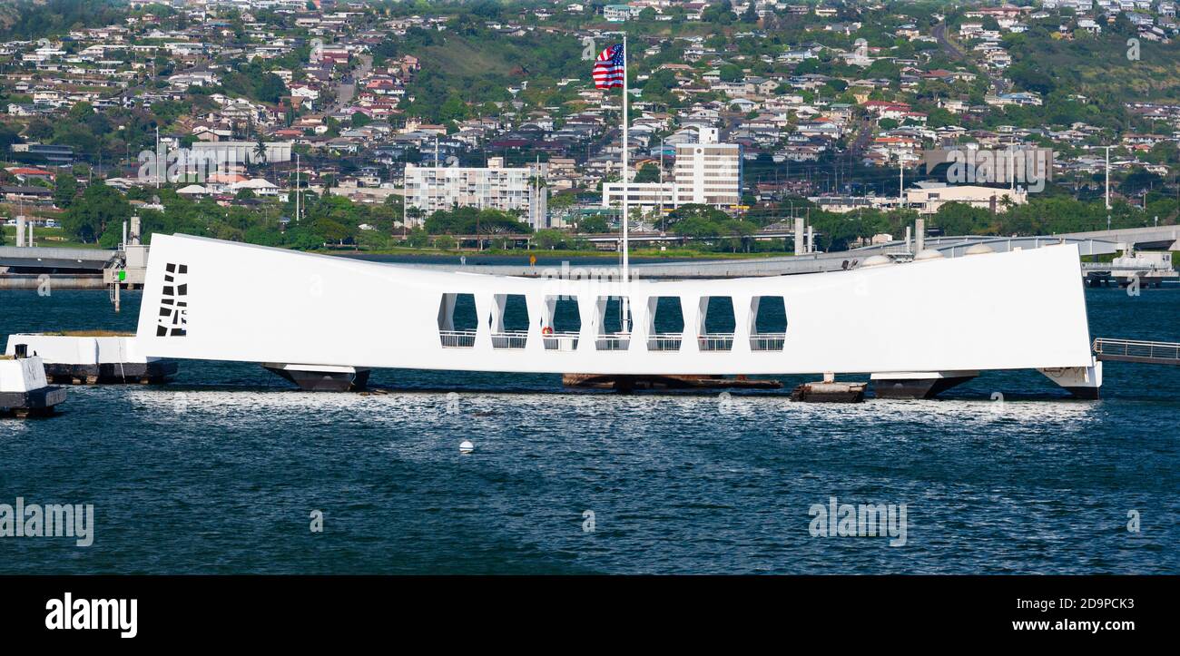 Pearl Harbor, HI, USA - 09. Februar 2011 : U.S.S. Arizona Memorial enthält keine Menschen, die über dem versunkenen Wrack des Schlachtschiffs sitzen Stockfoto
