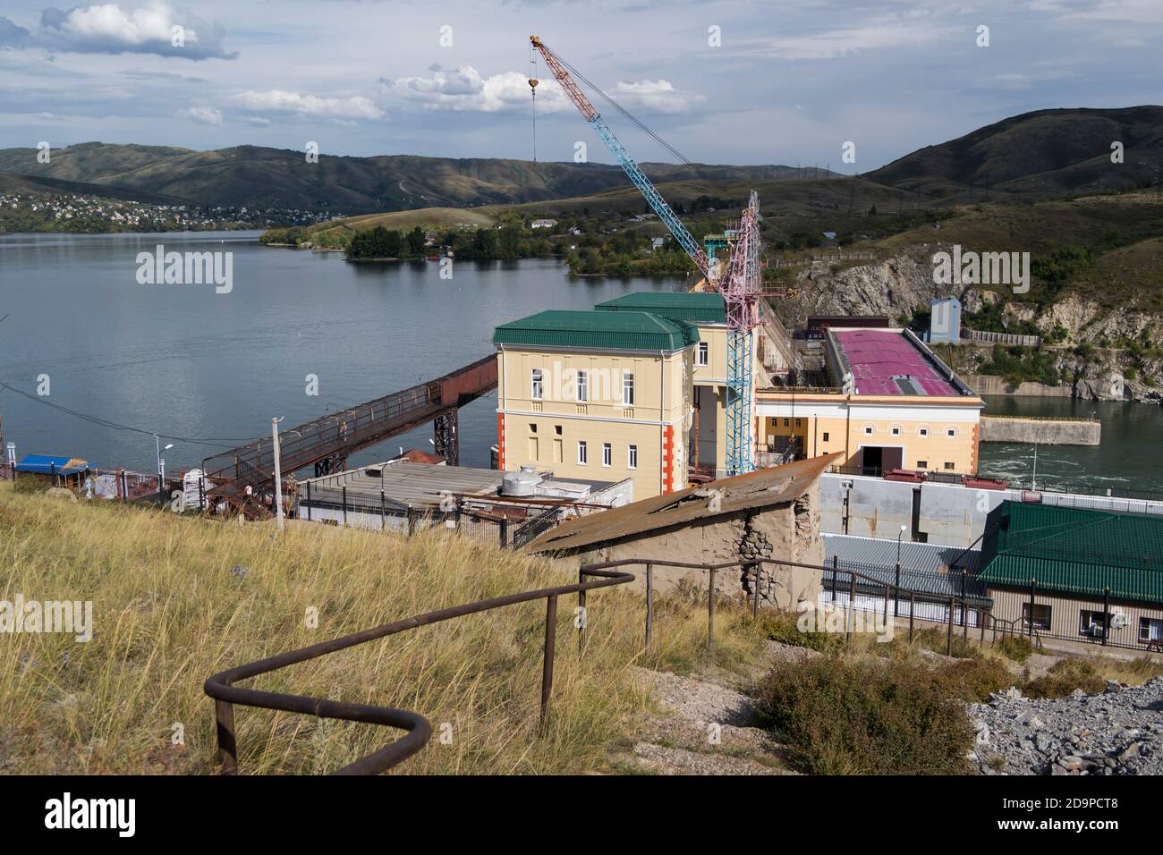 Das Wasserkraftwerk USt-Kamenogorsk. USt-Kamenogorsk-Stausee. Industriearchitektur. Kasachstan. 2020. Stockfoto