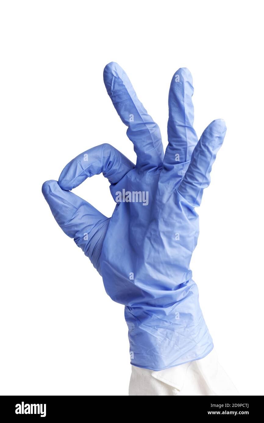 Eine menschliche Hand in einem blauen medizinischen Handschuh deutet ein OK-Zeichen. Isoliert auf Weiß. Stockfoto