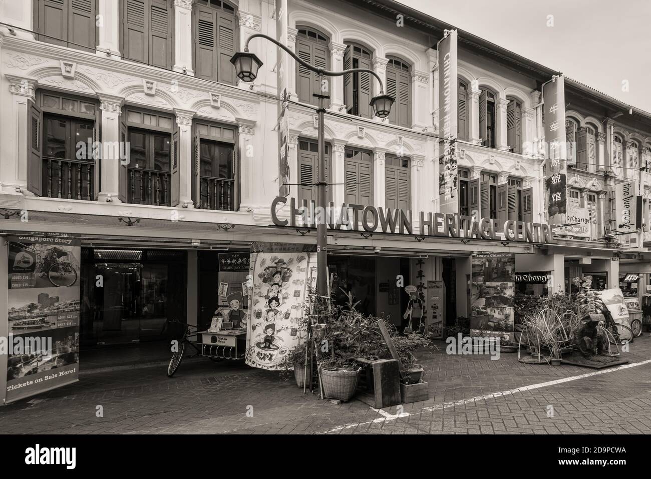 Singapur - 5. Dezember 2019: Blick auf das Chinatown Heritage Center in der Pagoda Street in Singapur. Schwarz-Weiß-Fotosepia im Retro-Stil getönt. Stockfoto