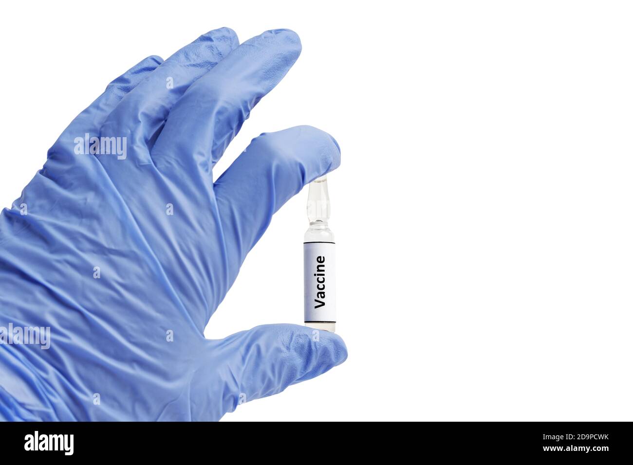 Arzthand in blauem Handschuh mit Ampulle mit der Aufschrift „Impfstoff“ auf dem Etikett. Isoliert auf Weiß. Copyspace. Stockfoto