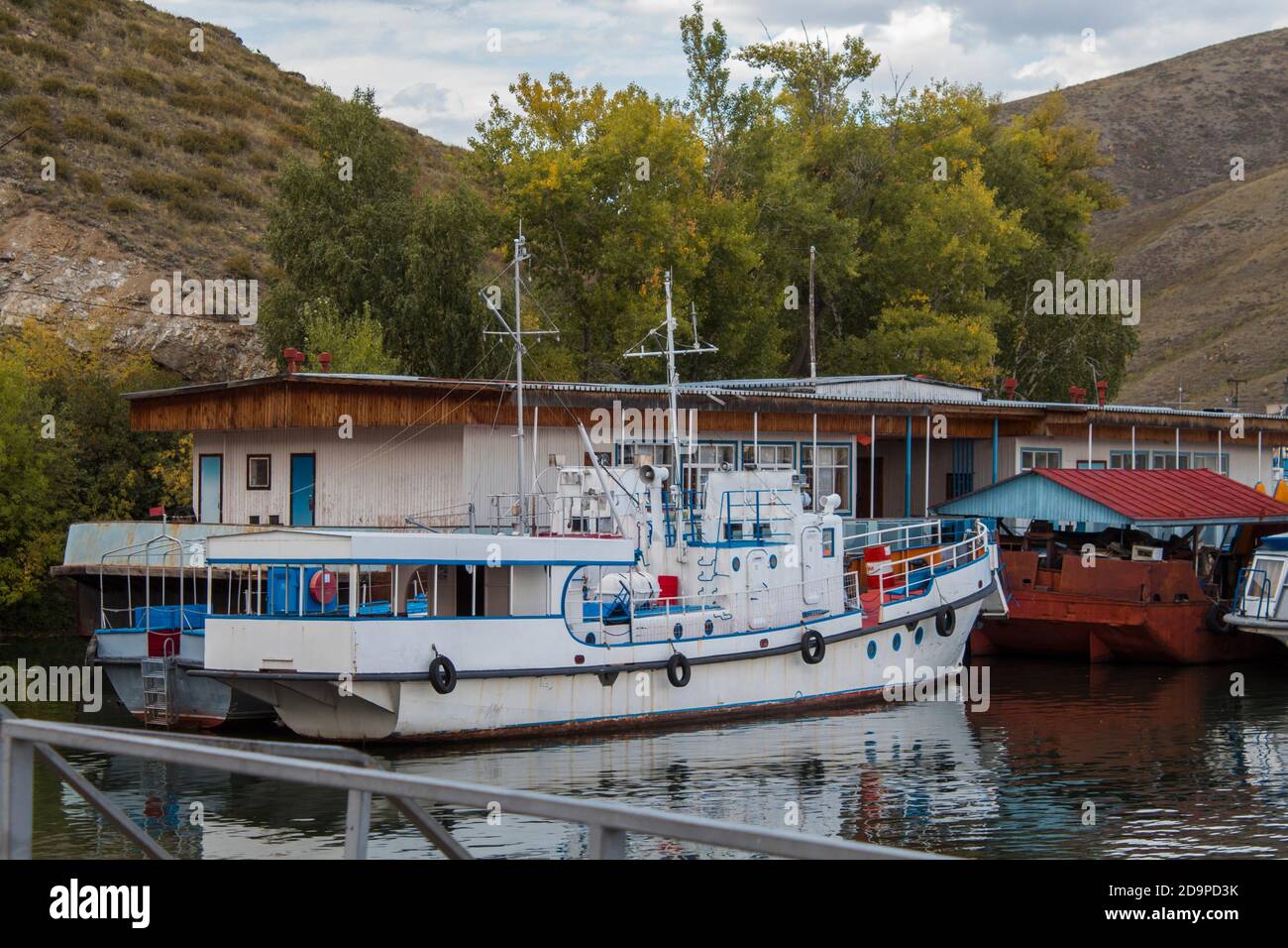 Kasachstan, Ust-Kamenogorsk - 21. August 2020. Blick auf das Vergnügungsschiff am Pier. Stockfoto