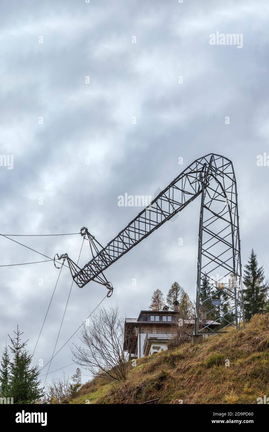 Strommast brach nach dem Vaia Sturm, Sturm auf den dolomiten, venetien, italien, europa Stockfoto