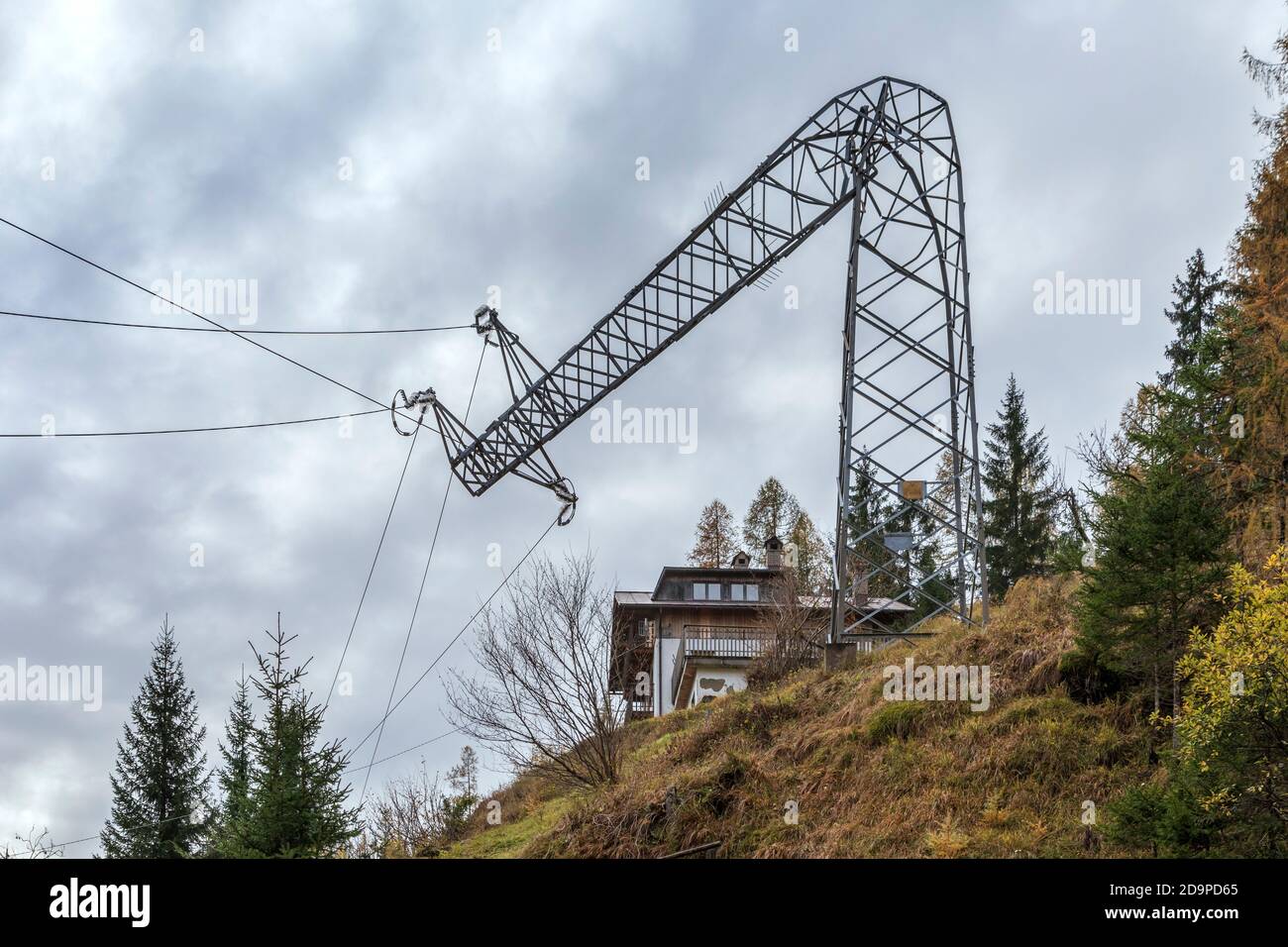 Strommast brach nach dem Vaia Sturm, Sturm auf den dolomiten, venetien, italien, europa Stockfoto