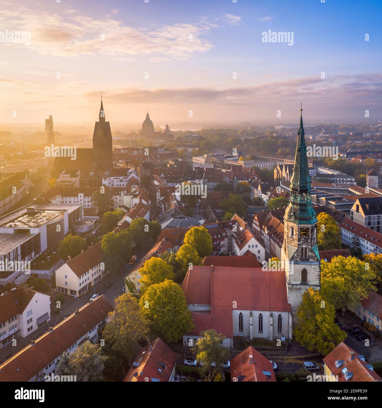 Altstadt von Hannover, Deutschland an einem nebligen Herbstmorgen mit der Kreuzkirche im Vordergrund und Marktkirche und Rathaus im Hintergrund Stockfoto