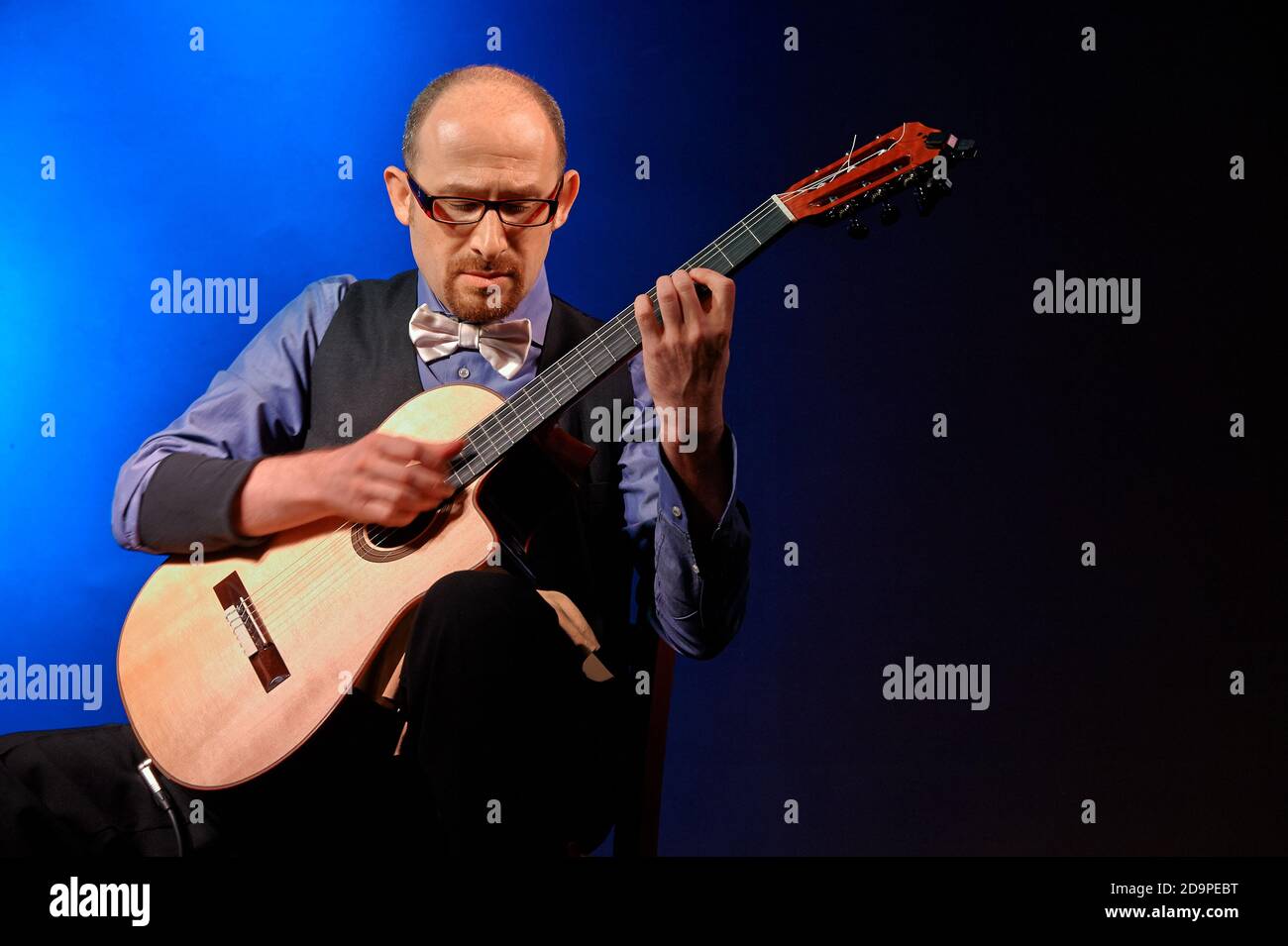 CORTEFRANCA, ITALIEN - AUGUST 28: Ausstellung live des italienischen Gitarrenpaläschers Matteo Minozzi des italienischen Gitarrenduos "Bruskers" bei der Veranstaltung "Aco Stockfoto