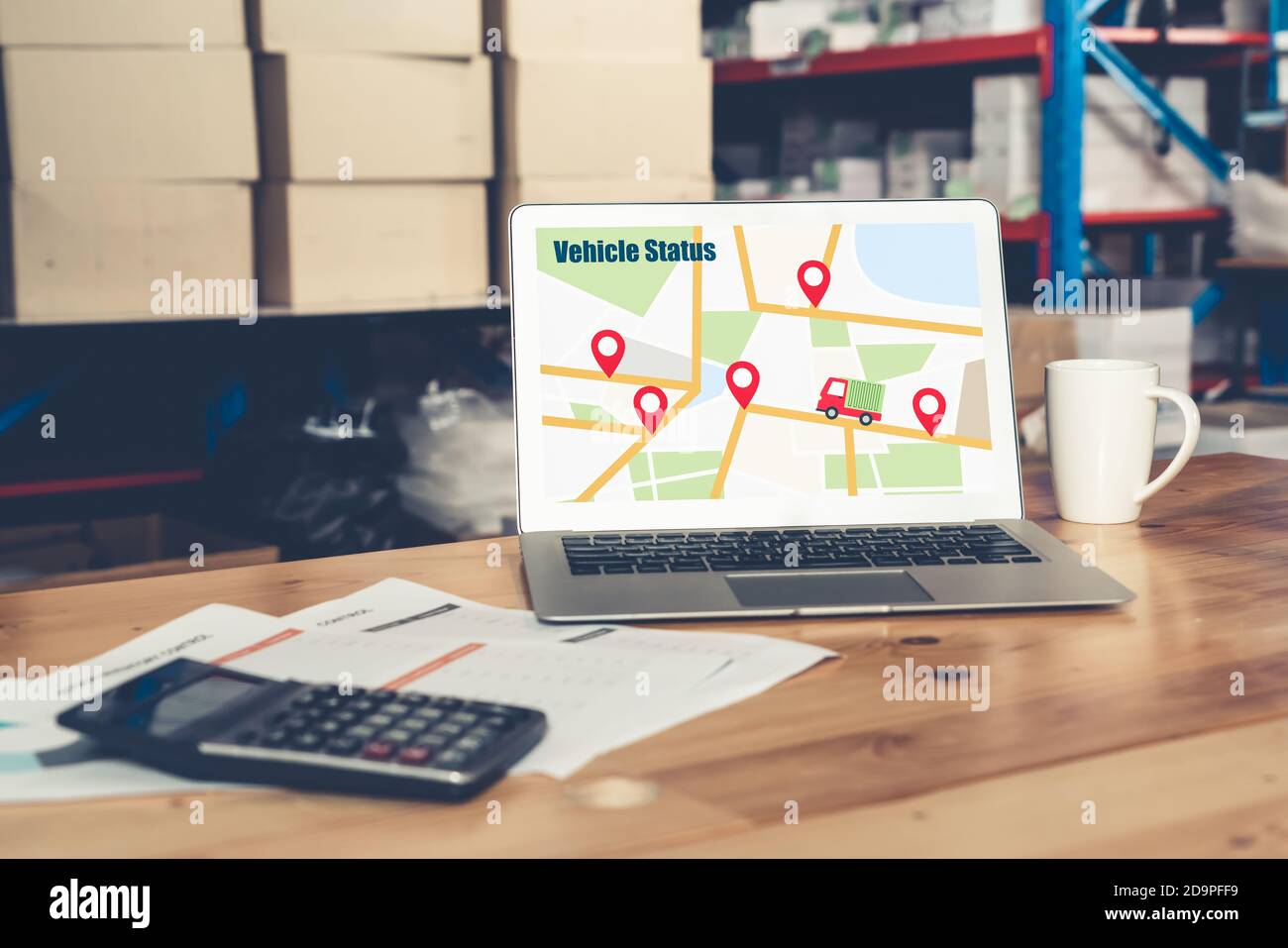 Warehouse Management Software-Anwendung im Computer für die Echtzeit-Überwachung der Warenpaketlieferung . PC-Bildschirm mit Smart Inventory Dashboard Stockfoto