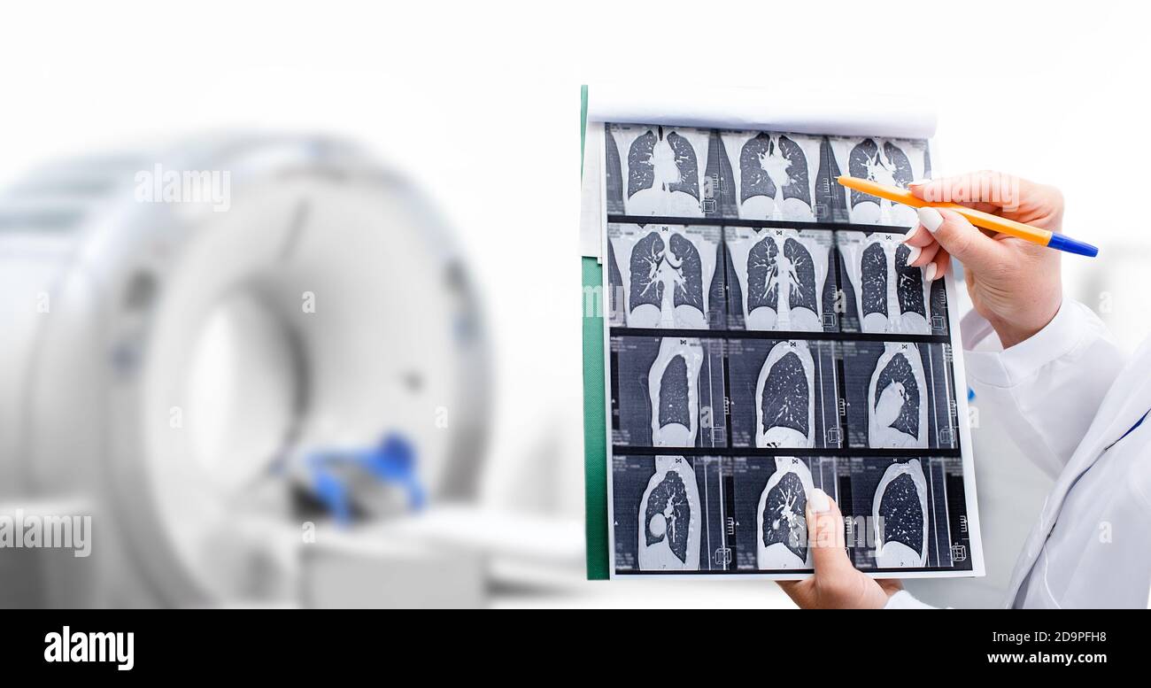 Radiologe, der Tomographie der Lunge eines Patienten über dem CT-Gerät zeigt. Behandlung von Lungenerkrankungen, Lungenentzündung, Coronavirus, covid, Krebs, tuberc Stockfoto