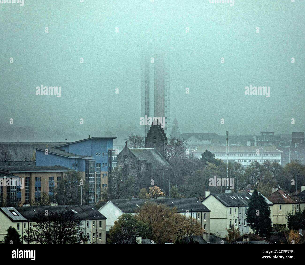 Glasgow, Schottland, Großbritannien. 7. November 2020: UK Wetter: Nebel gibt nur begrenzte Sicht über die Stadt, da sie hinter einem teilweise überdachten anniesland-Hofturm verschwindet, dem höchsten denkmalgeschützten Gebäude Schottlands. Quelle: Gerard Ferry/Alamy Live News Stockfoto