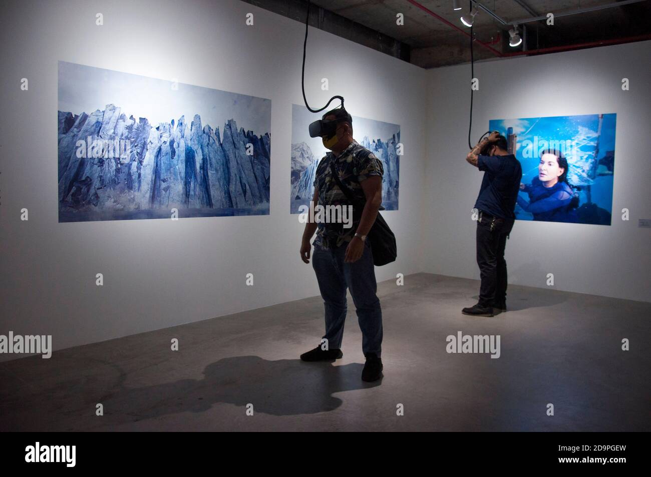 Bangkok, Thailand. November 2020. Menschen genießen mit VR-Headset vor dem Kunstwerk von Marina Abramovic während der Ausstellung im Parq Klong Toey.Bangkok Art Biennale (BAB) ist ein halbjährliches Kunstfestival in der Hauptstadt von Thailand im Herzen von Bangkok, in Galerien, öffentlichen Räumen, Tempel und ikonischen Wahrzeichen. Bangkok Art Biennale (BAB) wurde vom 29. Oktober 2020 bis zum 31. Januar 2021 begonnen. Kredit: SOPA Images Limited/Alamy Live Nachrichten Stockfoto