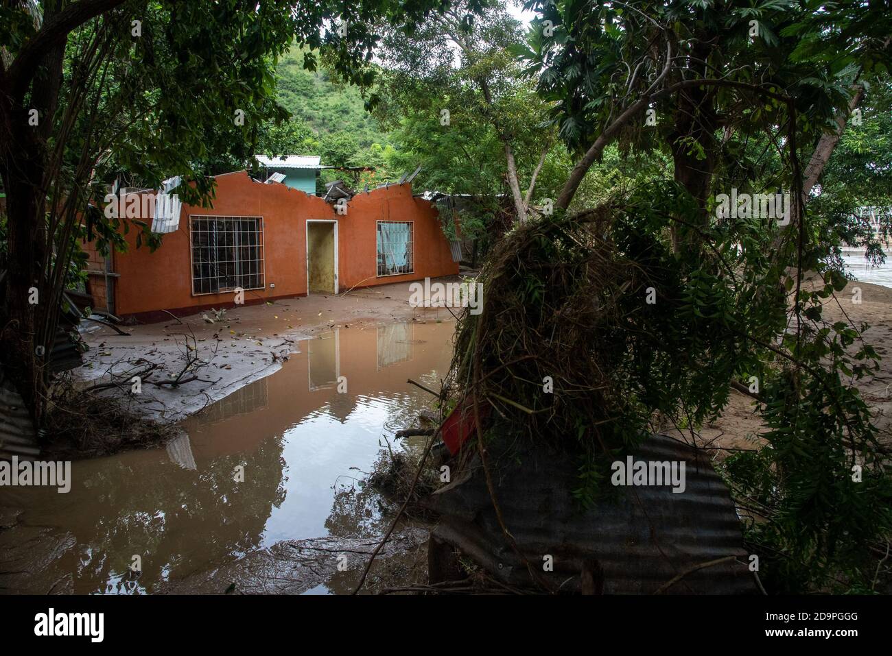 San Pedro Sula, Honduras. November 2020. Ein Blick auf ein überflutetes Haus am Ufer des Chemelecon-Flusses in San Pedro Sula.drei Tage nachdem der Hurrikan Eta die nicaraguanische Küste als Sturm der Kategorie 4 heimgesucht hatte, haben die Folgen von Überschwemmungen und Schlammlawinen über 350,000 Honduraner vertrieben. Die Zahl der Todesopfer in Mittelamerika ist über 100 und wird voraussichtlich wegen vieler vermisster Menschen steigen Kredit: SOPA Images Limited/Alamy Live News Stockfoto