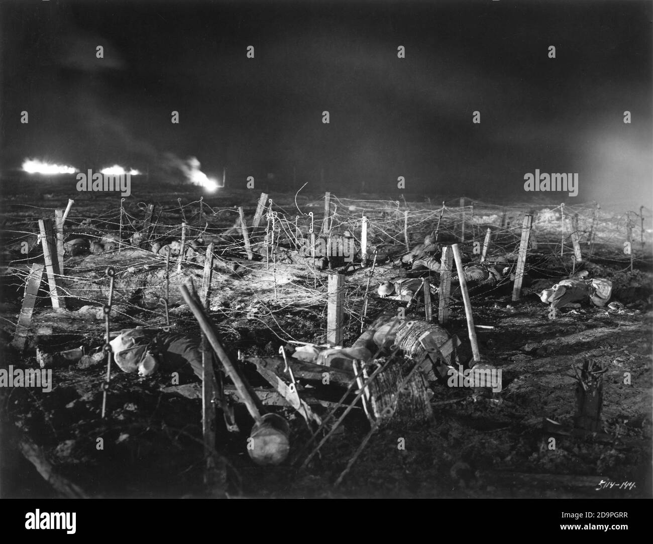 Night Trench Battle Szene mit deutschen Soldaten in ALLER RUHE AN DER WESTERN FRONT 1930 Regisseur LEWIS MEILENSTEIN Roman Erich Maria Remarque Produzent Carl Laemmle Jr. Universal Pictures Stockfoto