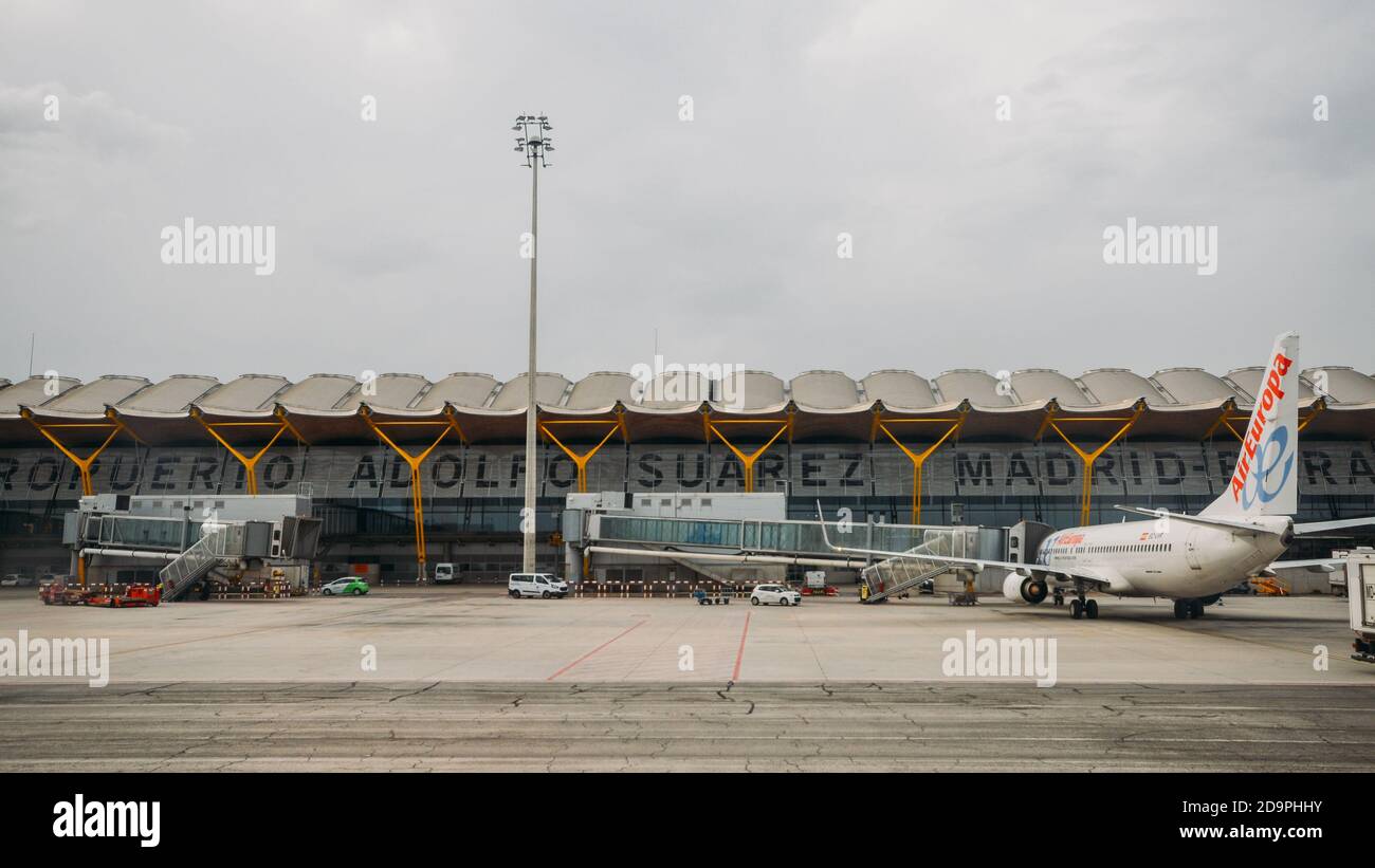 Flugzeuge auf Asphalt am Flughafen Madrid-Barajas Adolfo Suarez, Spanien Stockfoto