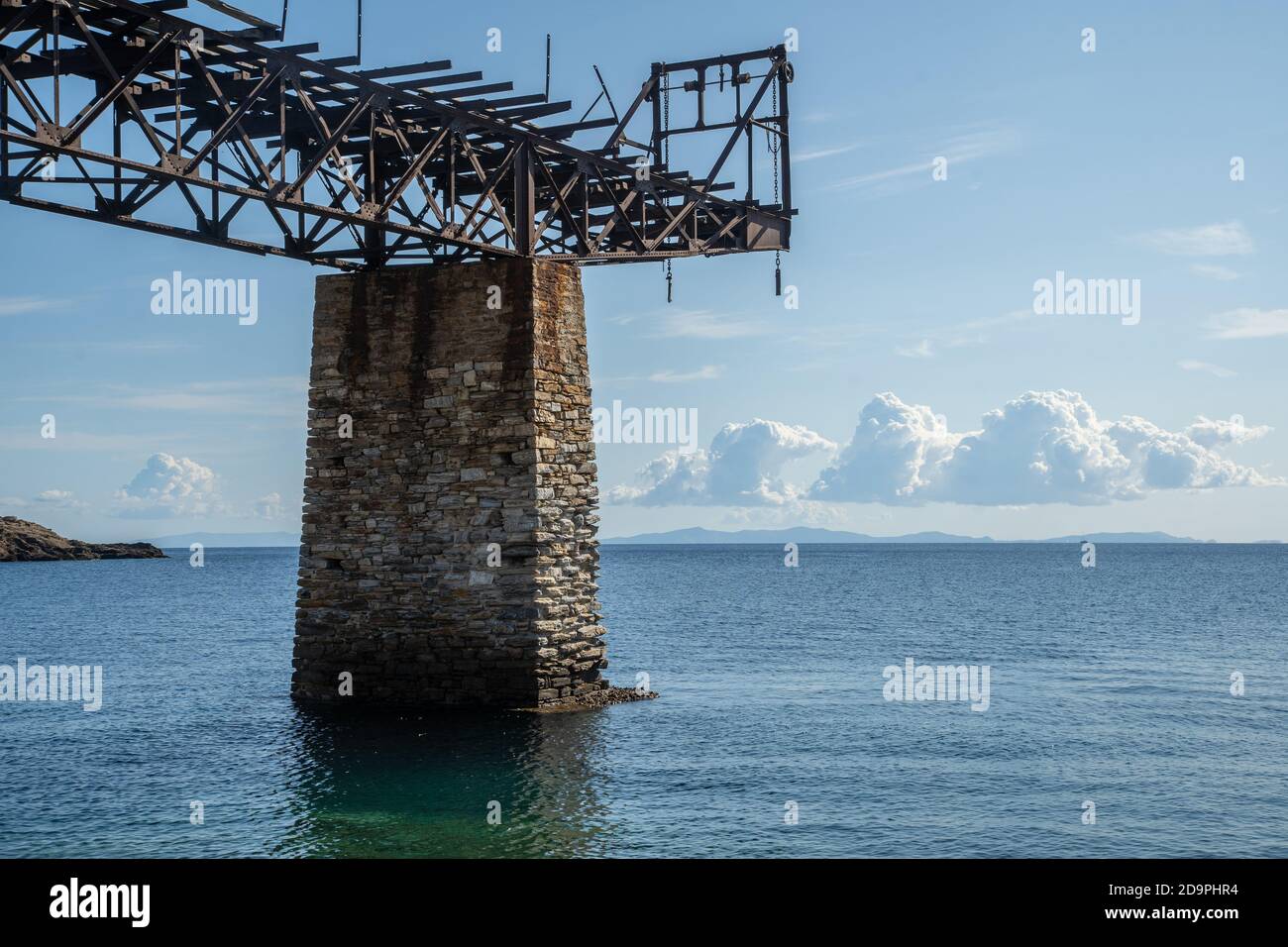 Traditionelle Brücke zum Laden von Fracht, in Loutra, Kythnos, Griechenland Stockfoto