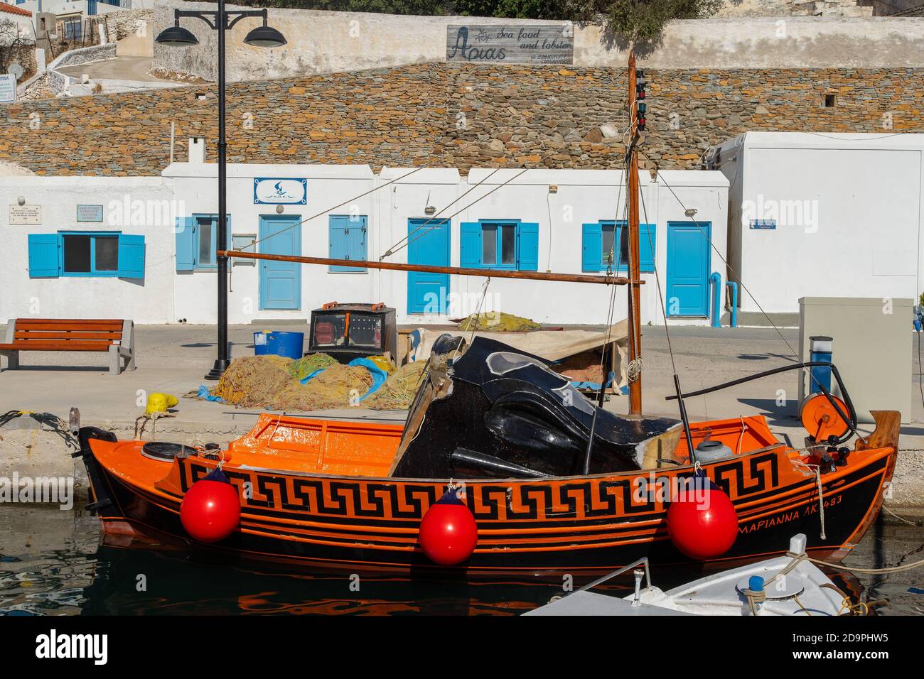 Boot mit alten Zeichnungen in Kythnos, Griechenland Stockfoto