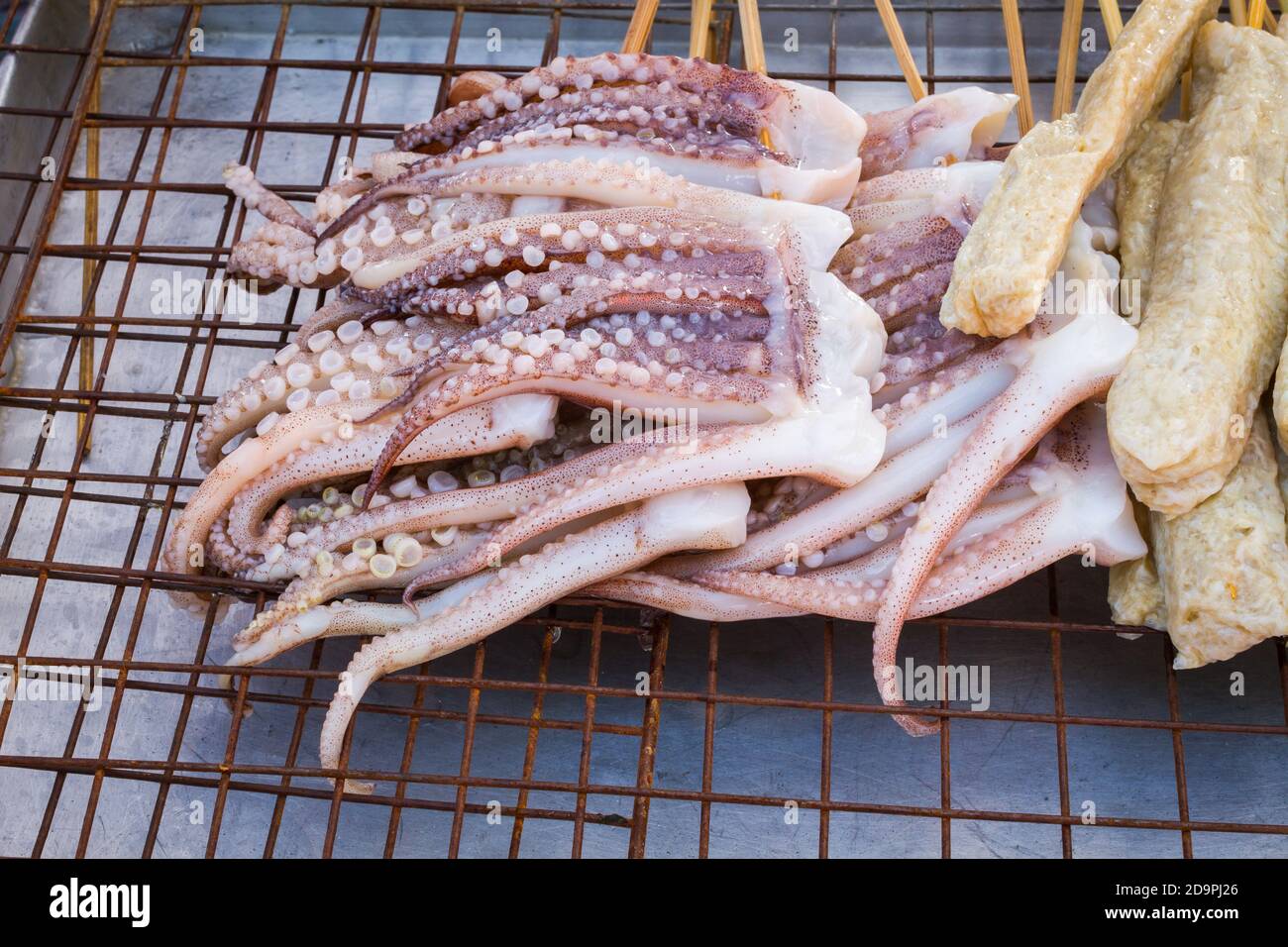 Gegrillter Tintenfisch mit Bambusspieß auf Flachsieb Stockfoto