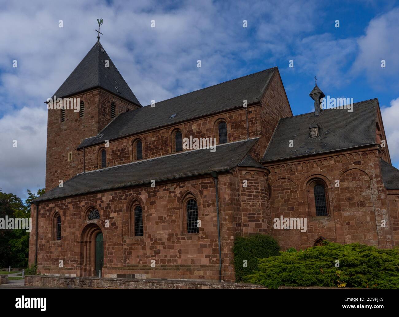 Blick auf die Kirche St. Johannes Baptist auf deutsch Dorf namens Nideggen Stockfoto