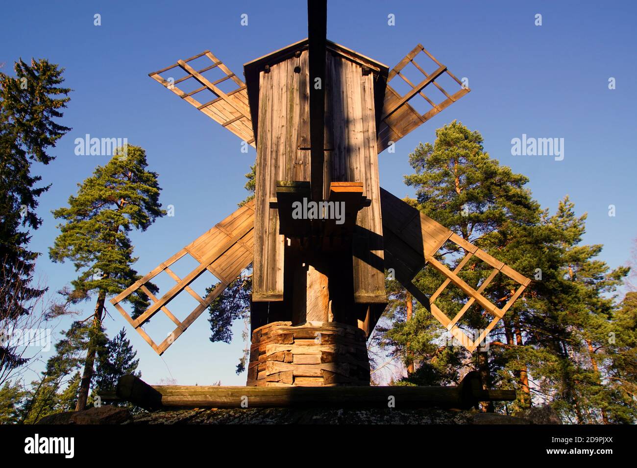 Die alte Windmühle auf der Insel Seurasaari in Helsinki, Finnland Stockfoto