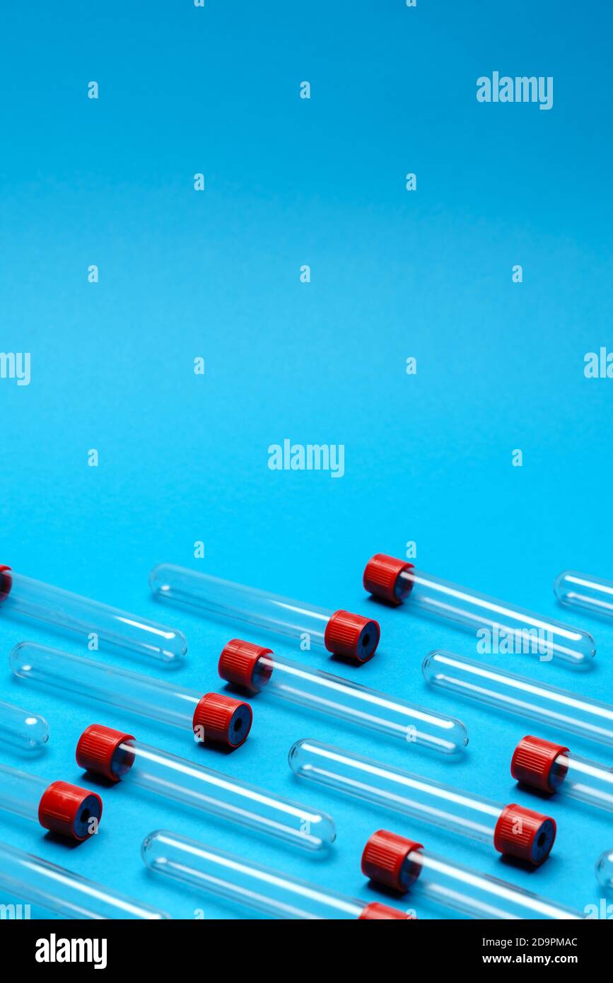 Draufsicht auf Medicine Teströhrchen für Blutproben über Blauer Hintergrund Stockfoto