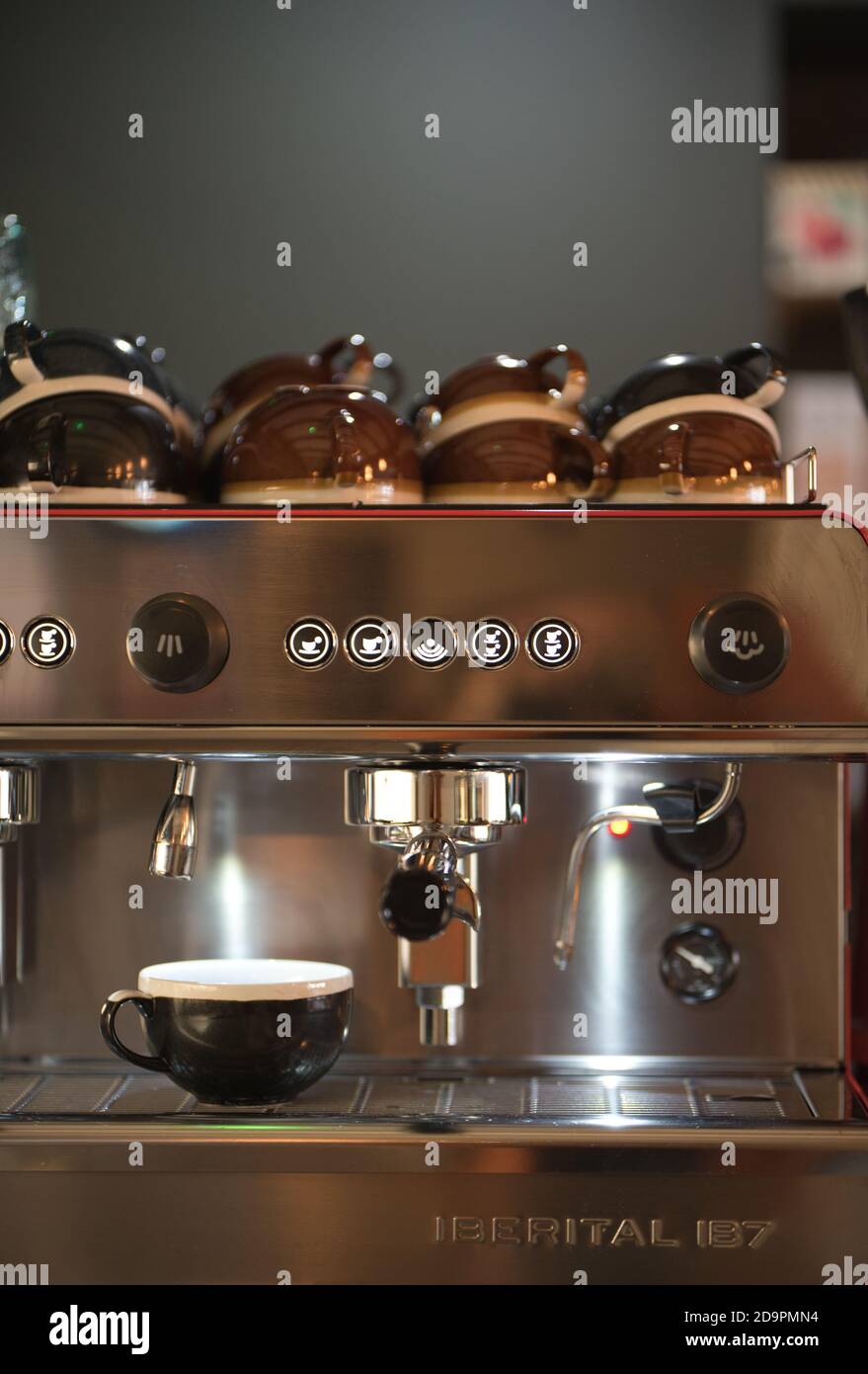 Italienische Kaffeemaschine im Coffee Shop - Becher oben - Espressomaschine Stockfoto