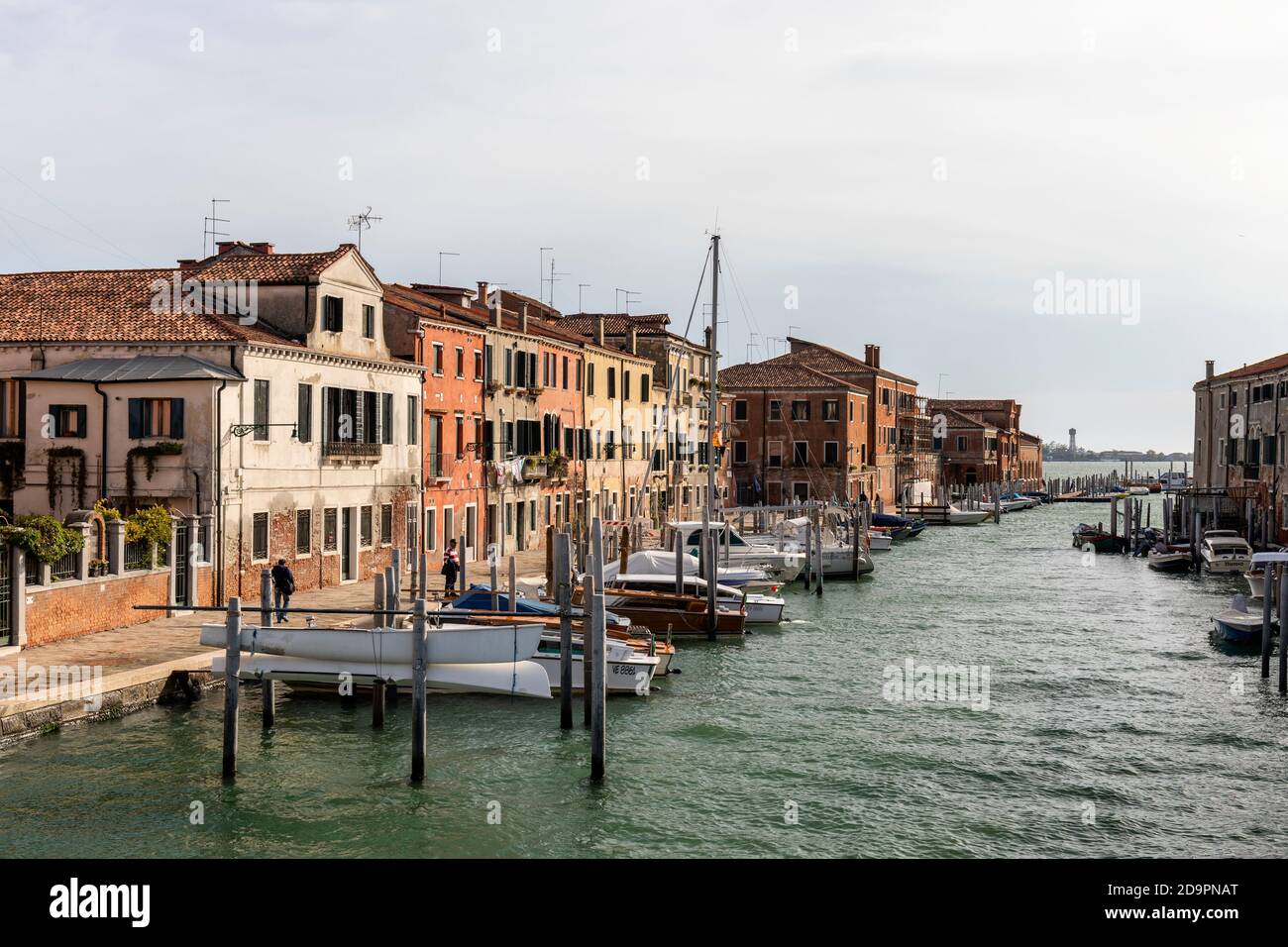 Giudecca Insel in der südlichen Lagune von Venedig. Italienische Architektur und Boote festgemacht. Giudecca, Venedig, Italien Stockfoto