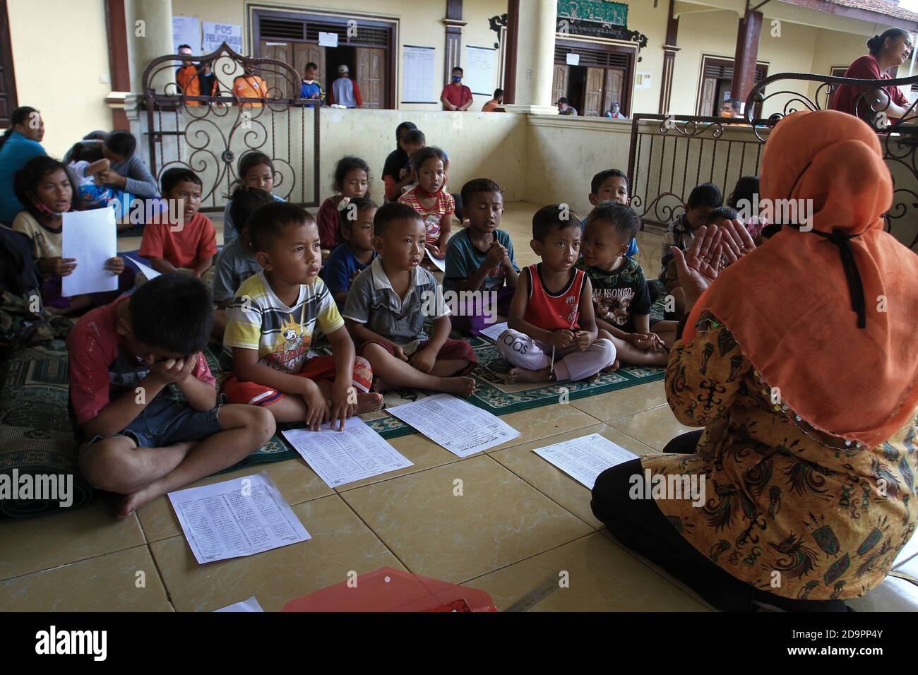 Magelang, Indonesien. November 2020. Eine Gruppe Kinder Mount Merapi Flüchtlinge nach Traumaheilung Aktivitäten in einem Tierheim in Deyangan Dorf Hall in Magelang, Zentral-Java, am 7. November 2020. Der Berg Merapi wird nach den Zeichen des Alarmstatus (Stufe III) der vulkanischen Aktivität ausbrechen, nachdem er von seinen Bewohnern evakuiert wurde, die 5 km vom Gipfel des Berges Merapi entfernt sind. Der Vulkan Merapi ist einer der aktivsten Berge der Welt, der letzte große Ausbruch im Jahr 2010 und tötete Hunderte von Menschen. (Foto von Devi Rahman/INA Photo Agency/Sipa USA) Quelle: SIPA USA/Alamy Live News Stockfoto