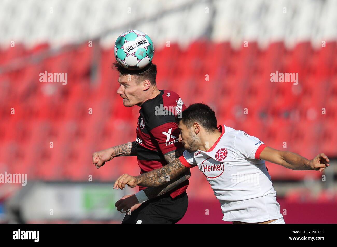 Nürnberg, Deutschland. November 2020. Fußball: 2. Bundesliga, 1. FC Nürnberg - Fortuna Düsseldorf, 7. Spieltag im Max-Morlock-Stadion. Manuel Schäffler (l) aus Nürnberg kämpft mit Matthias Zimmermann aus Düsseldorf um den Ball. Quelle: Daniel Karmann/dpa - WICHTIGER HINWEIS: Gemäß den Bestimmungen der DFL Deutsche Fußball Liga und des DFB Deutscher Fußball-Bund ist es untersagt, im Stadion und/oder aus dem Spiel aufgenommene Aufnahmen in Form von Sequenzbildern und/oder videoähnlichen Fotoserien zu nutzen oder auszunutzen./dpa/Alamy Live News Stockfoto