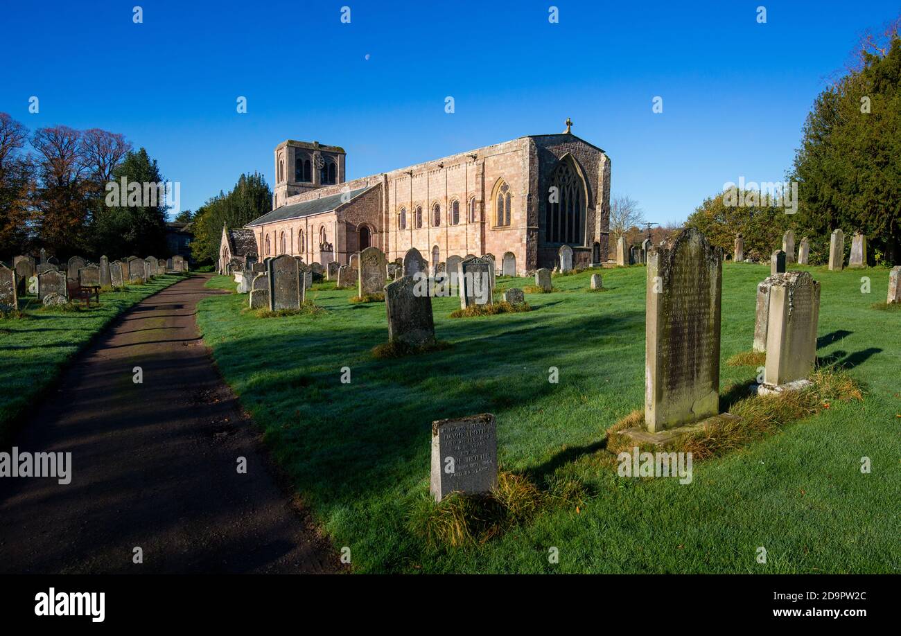 St Cuthberts Church, Norham an der schottischen Grenze wurde diese normannische Kirche von Robert the Bruce in seinen Belagerungen von Norham Castle, Northumberland, befestigt Stockfoto