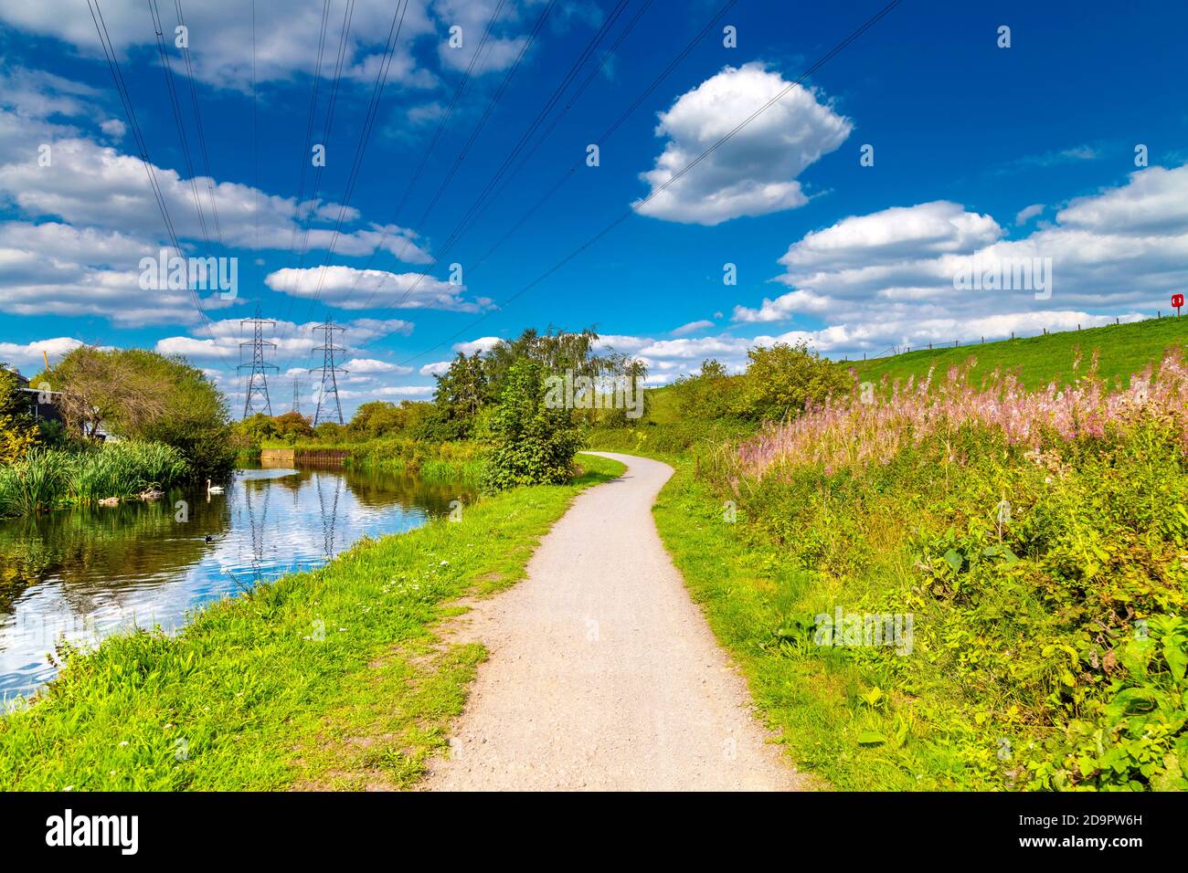Schlepppfad entlang des River Lee Navigation Kanals bei Brimsdown im River Lee Country Park, Großbritannien Stockfoto