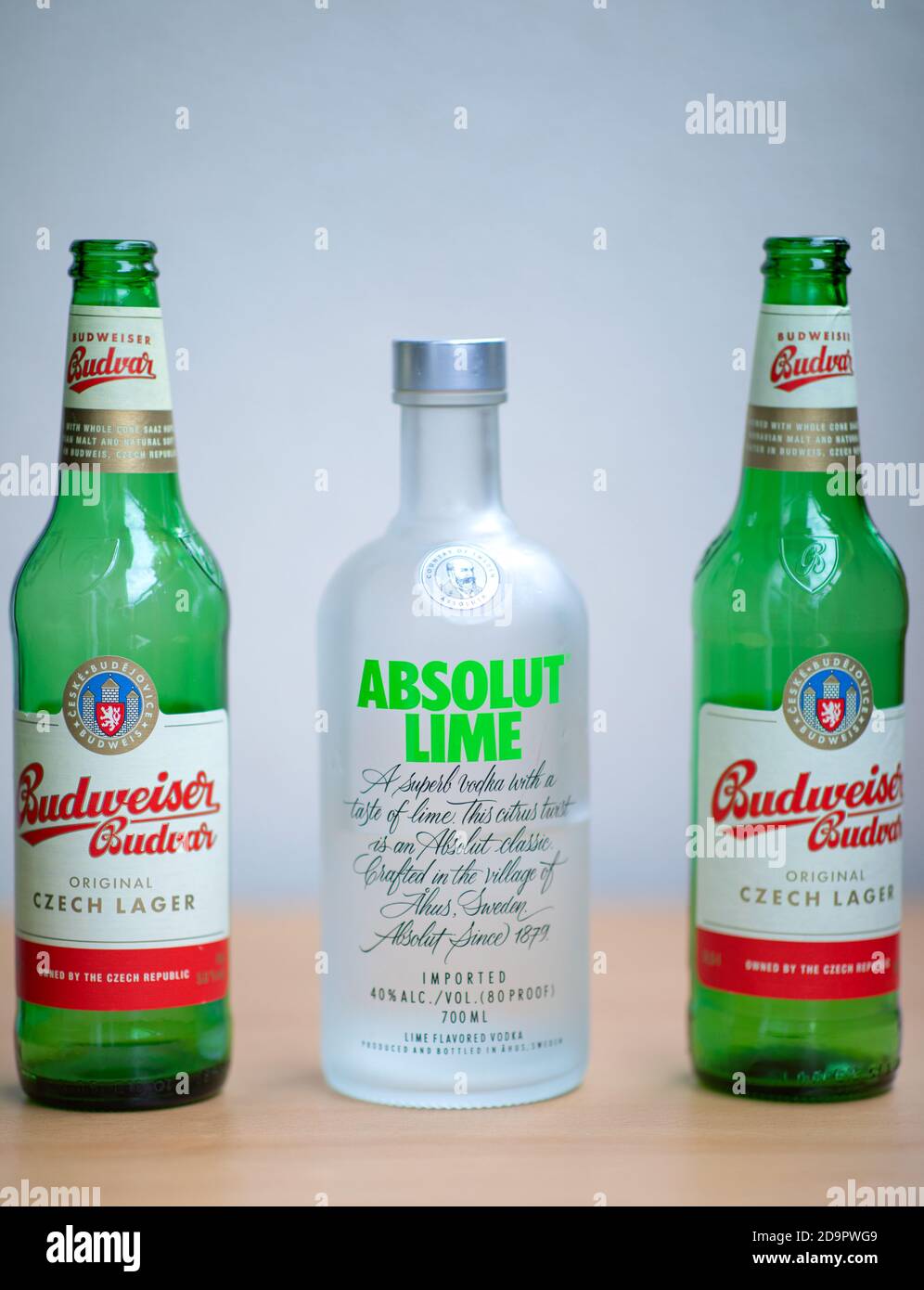 Zwei grüne leere Budweiser Bierflaschen und Wodka absolut Lime Stockfoto