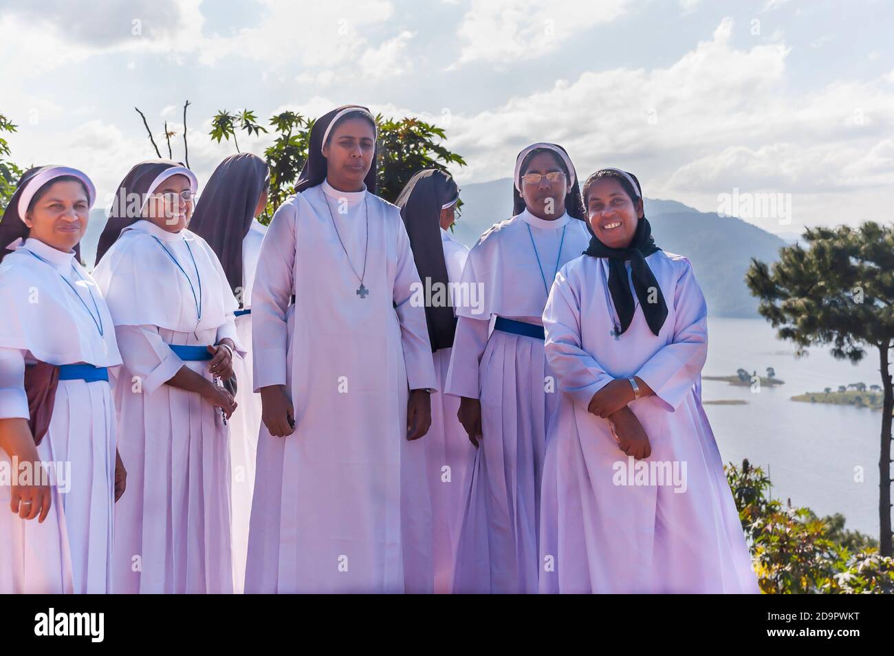 Ein Porträt einer Gruppe von Nonnen asiatischer indischer Ethnie, die den Umiam See am Stadtrand von Shillong, Meghalaya, Indien besuchen. Stockfoto