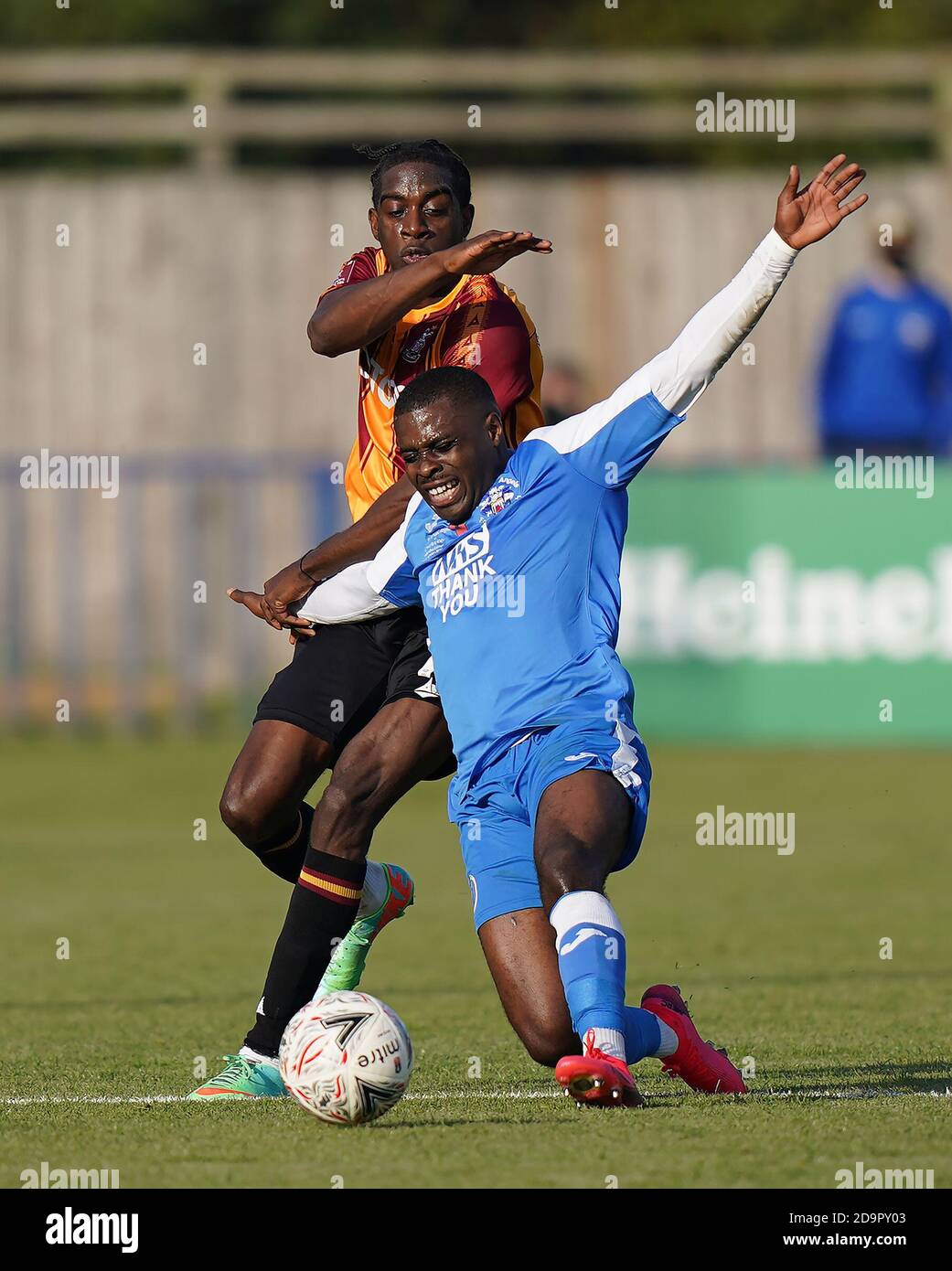 Clayton Donaldson von Bradford City (links) und Alex Akrofi von Tonbridge Angels kämpfen während des FA Cup-Spiels in der ersten Runde im Longmead Stadium, Tonbridge, um den Ball. Stockfoto