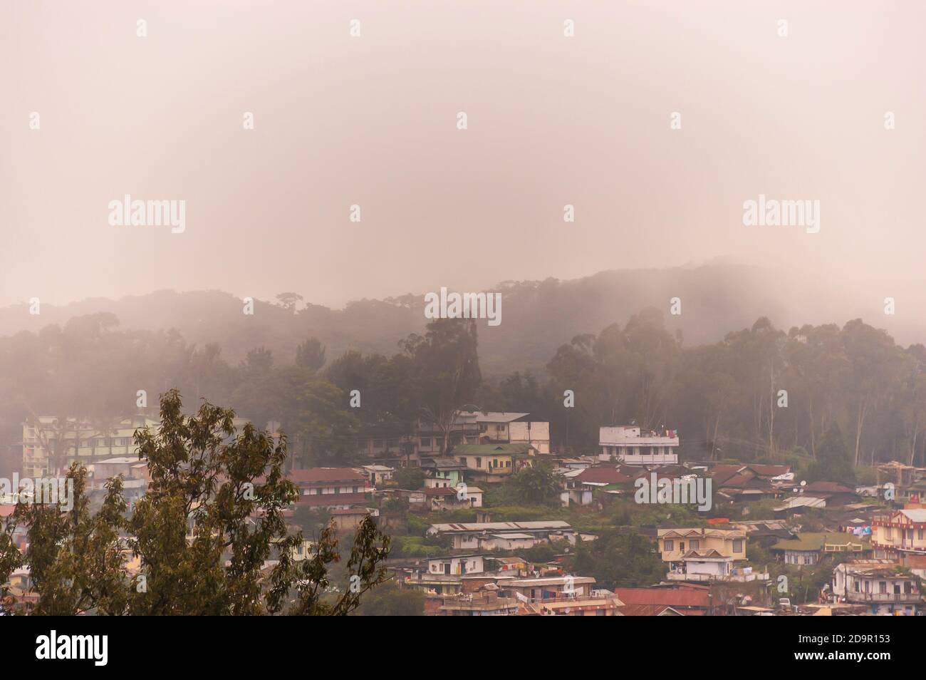 Nebel rollt in die Stadt Shillong in Meghalaya, Indien, von der anderen Seite des Berges nach einem Gewitter am Nachmittag während der Monsunsaison. Stockfoto