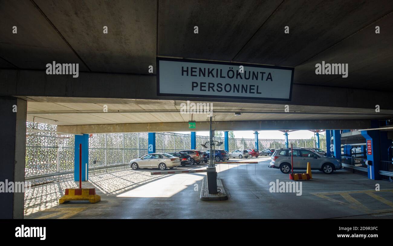 Personal nur Parkplatz und Schild in mehrstöckigen europäischen Krankenhaus Parkhaus. Eintritt durch Boom , Finnland eingeschränkt Stockfoto
