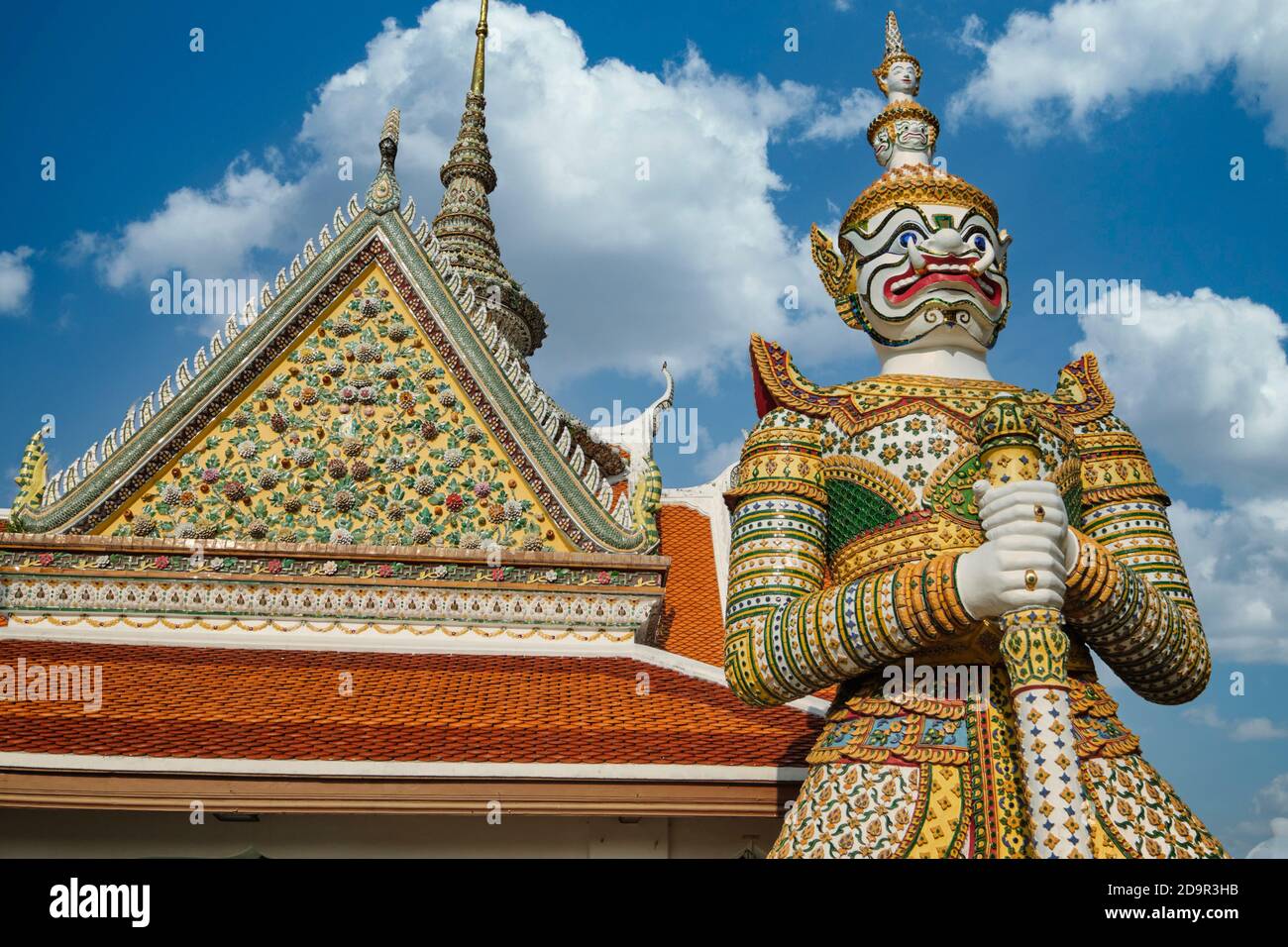 Die wild aussehende Figur eines Yak (Yaksha), eines dämonenähnlichen Tempelwächters auf dem Gelände des Wat Po in Bangkok, Thailand Stockfoto