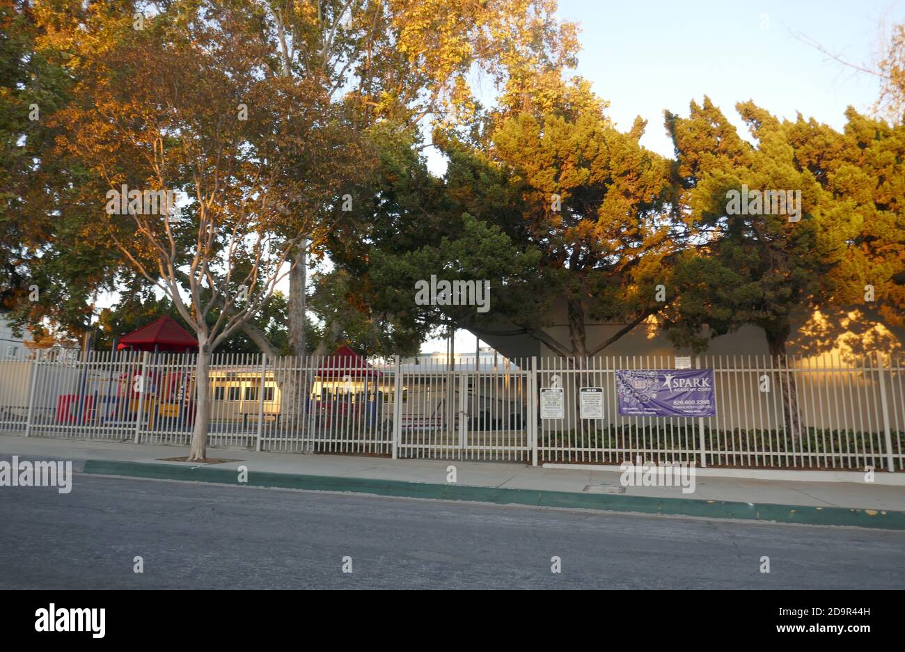 South Pasadena, California, USA 4. November 2020 EINE allgemeine Sicht auf die Atmosphäre der Garfield Elementary School, wo John Carpenter's Halloween Film am 4. November 2020 in South Pasadena, Kalifornien, USA, vor Ort in der W. McClean Street 110 gedreht wurde. Foto von Barry King/Alamy Stockfoto Stockfoto
