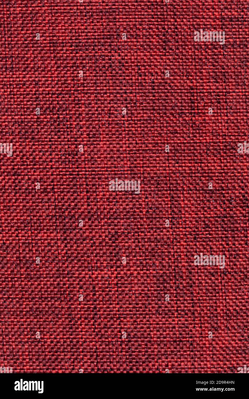 Dunkelrote Stoffstruktur, textile Hintergründe. Abstraktes Stoffmuster, Fadenbindung. Struktur der Gewinde. Oberfläche aus grober Baumwolle Stockfoto